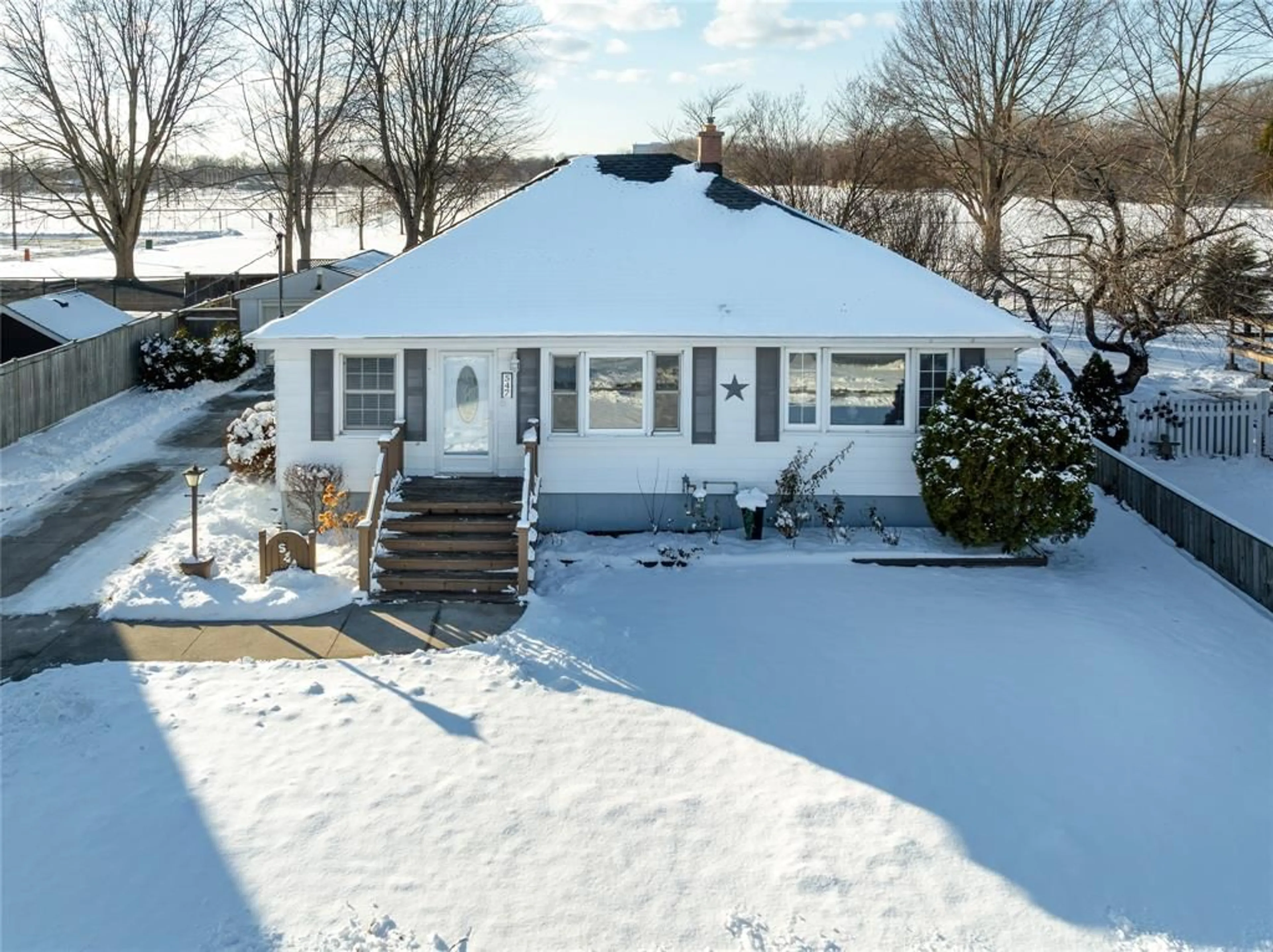 A pic from outside/outdoor area/front of a property/back of a property/a pic from drone, street for 547 SUPERIOR St, Sarnia Ontario N7T 7E7