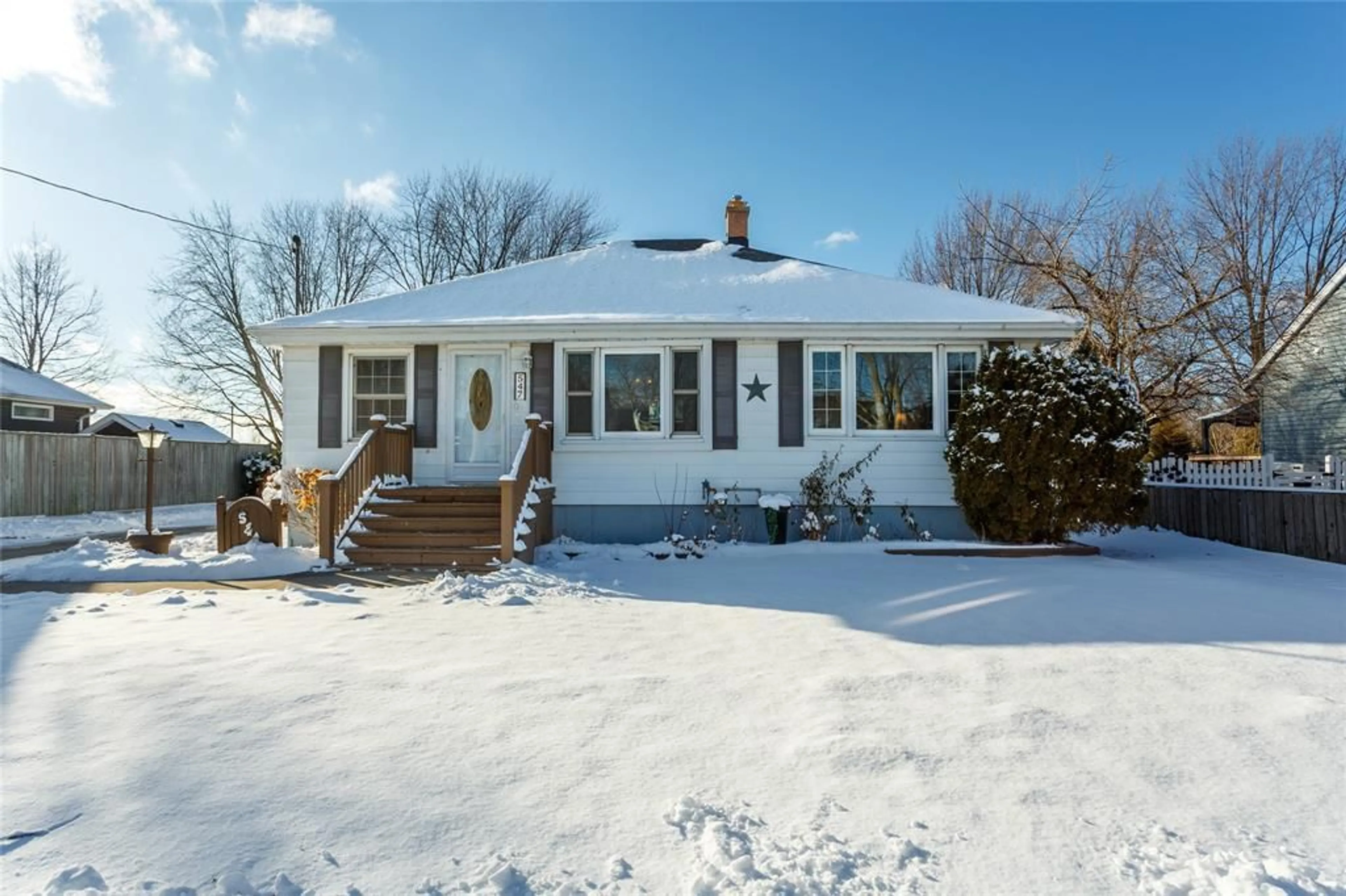 Home with vinyl exterior material, street for 547 SUPERIOR St, Sarnia Ontario N7T 7E7