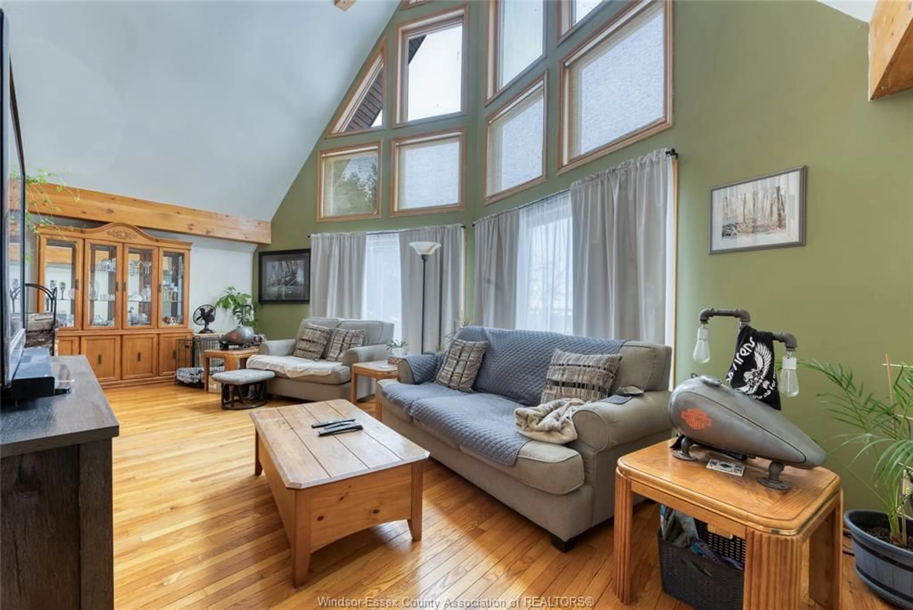 Living room with furniture, wood/laminate floor for 3315 3RD CONCESSION NORTH, Harrow Ontario N0R 1G0