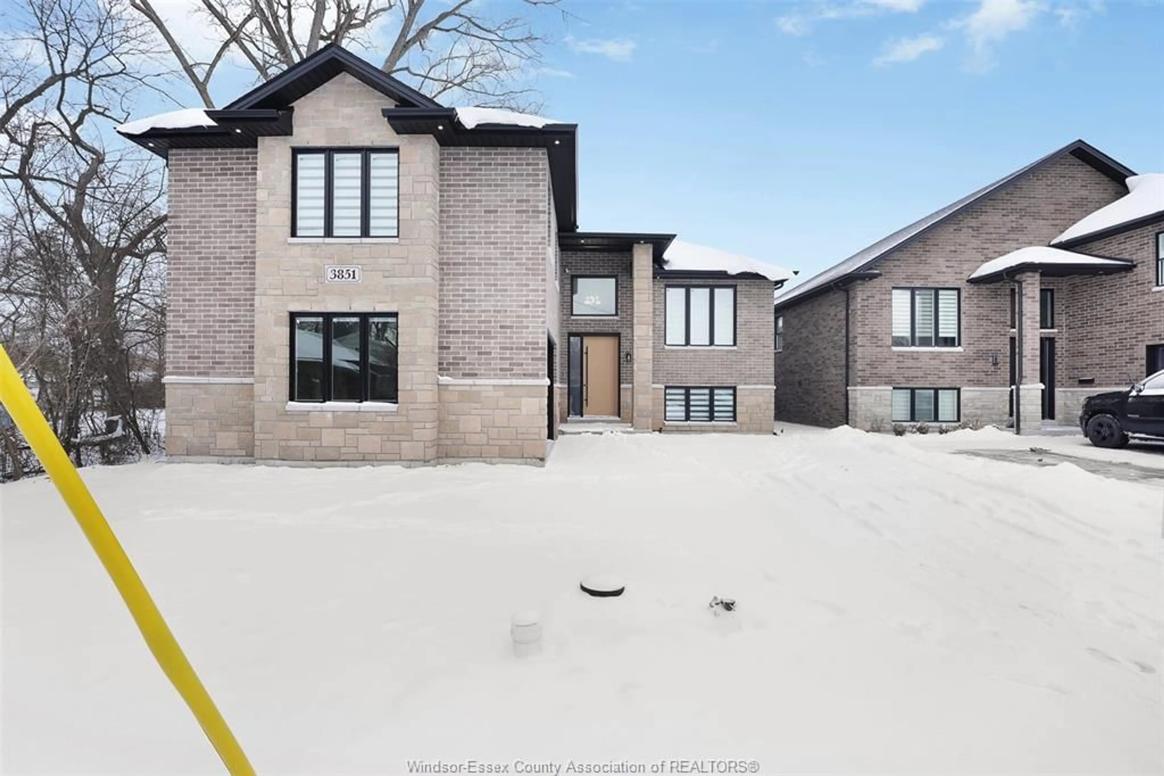A pic from outside/outdoor area/front of a property/back of a property/a pic from drone, street for 3851 RONALD Ave, Windsor Ontario N9G 1N2