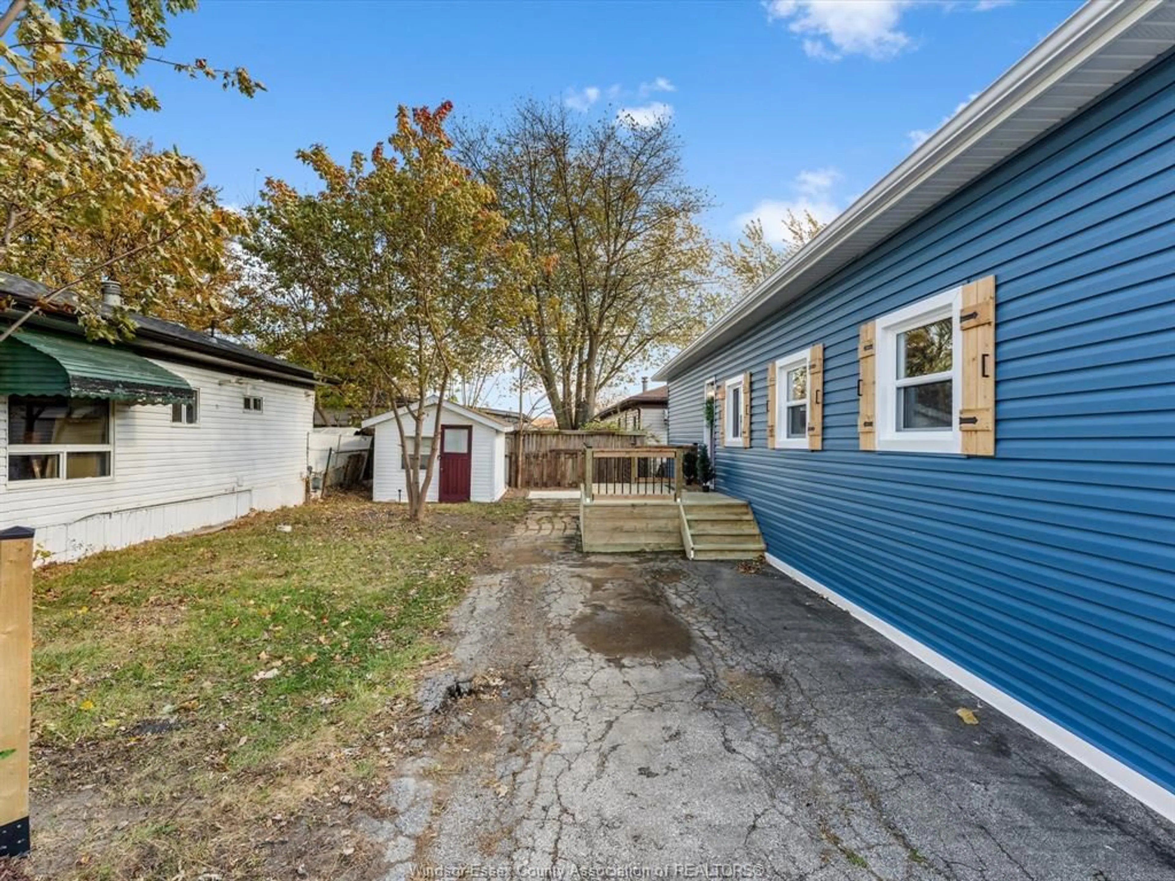 A pic from outside/outdoor area/front of a property/back of a property/a pic from drone, street for 65 SUNCREST Dr, Maidstone Ontario N8N 2P4