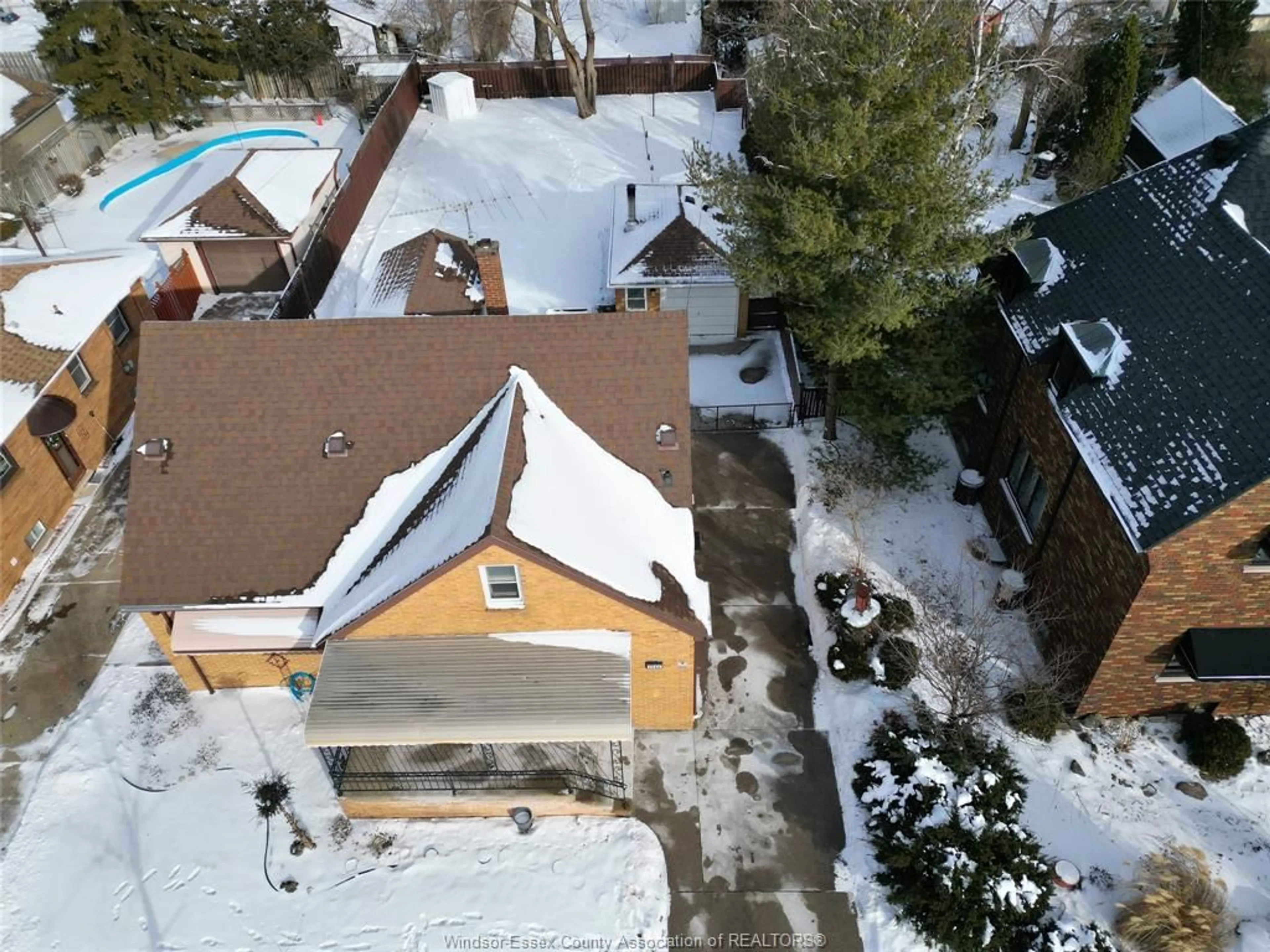 A pic from outside/outdoor area/front of a property/back of a property/a pic from drone, street for 1966 ROSSINI, Windsor Ontario N8W 4P5