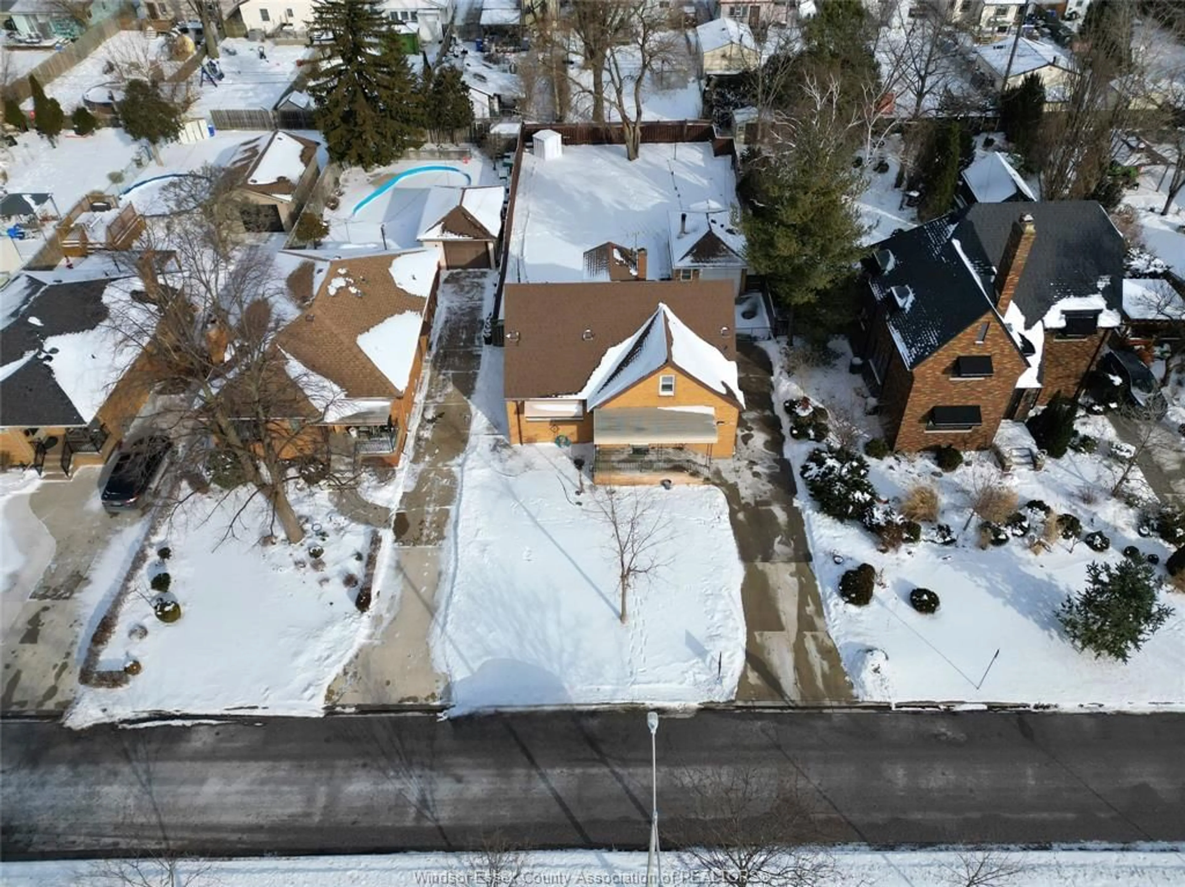 A pic from outside/outdoor area/front of a property/back of a property/a pic from drone, street for 1966 ROSSINI, Windsor Ontario N8W 4P5