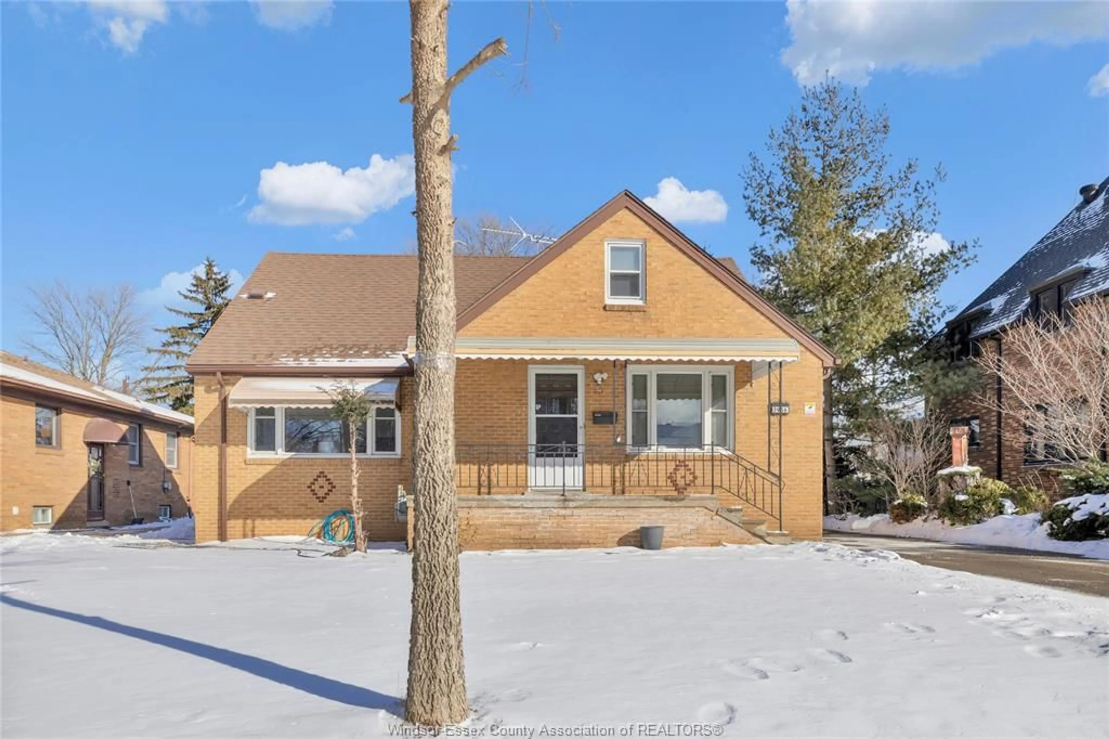 Home with vinyl exterior material, street for 1966 ROSSINI, Windsor Ontario N8W 4P5