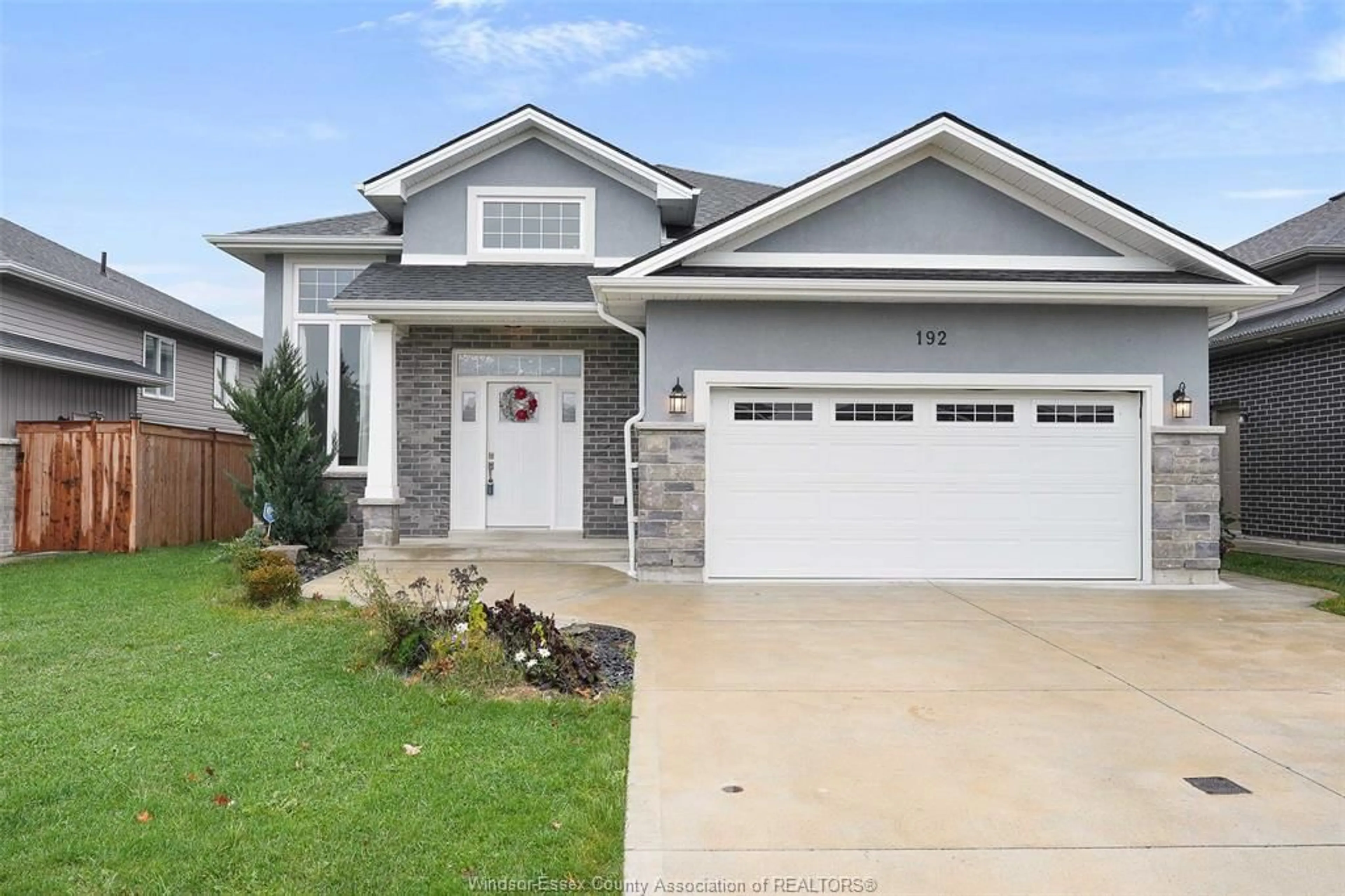 Home with vinyl exterior material, street for 192 LENNOX Ave, Essex Ontario N8M 0A7