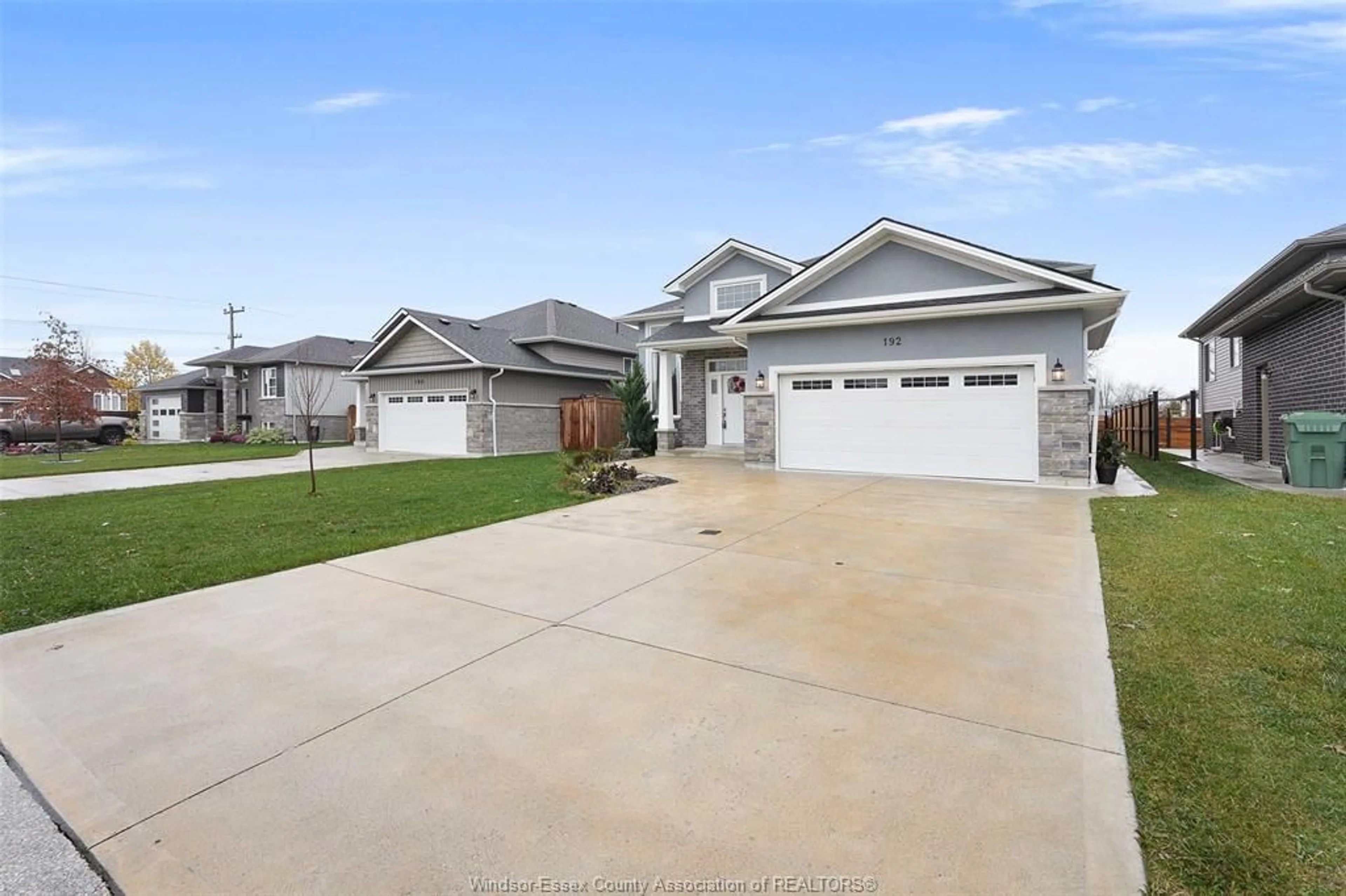 Home with vinyl exterior material, street for 192 LENNOX Ave, Essex Ontario N8M 0A7