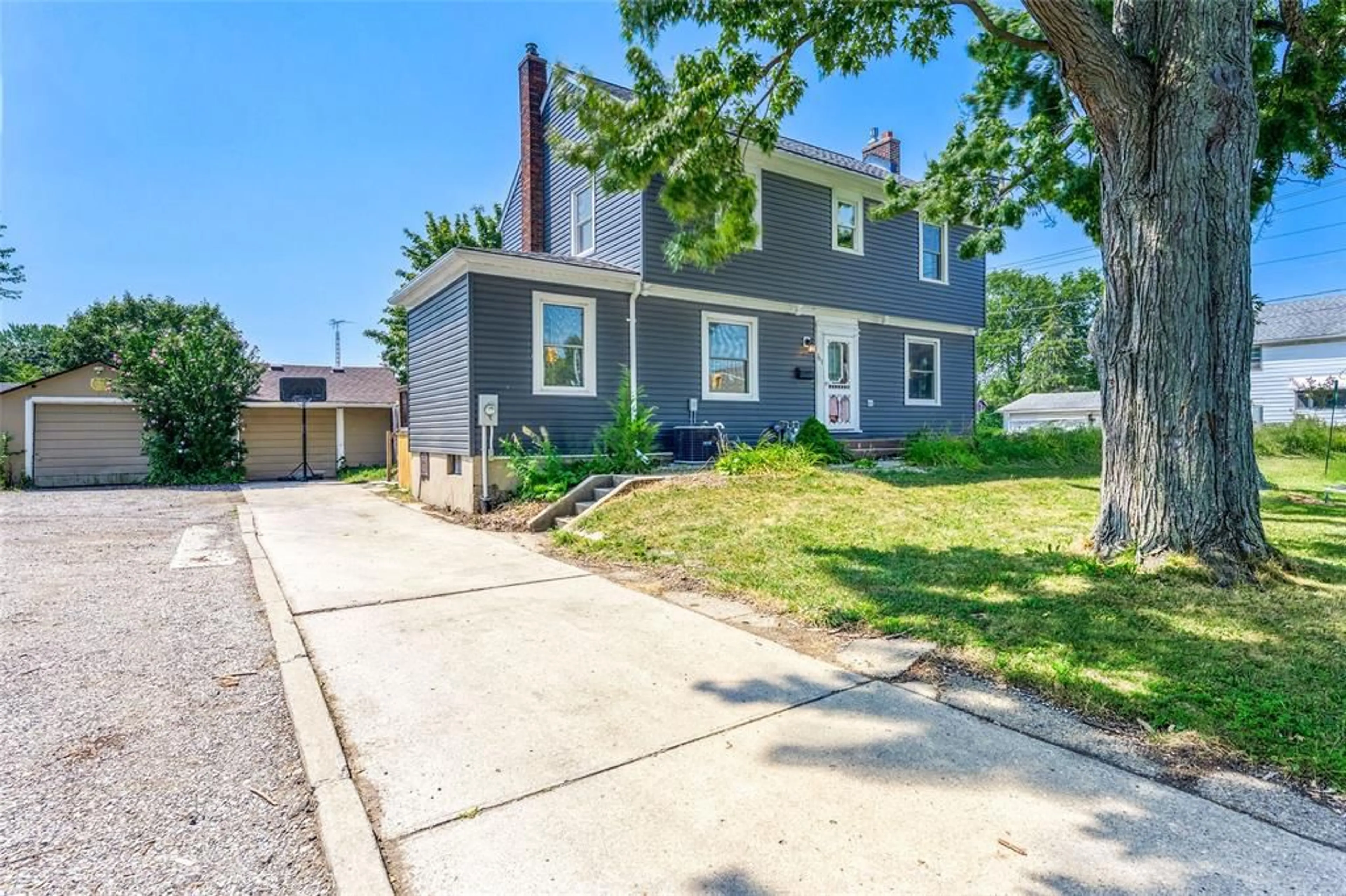 Home with vinyl exterior material, street for 703 Wellington St, Sarnia Ontario N7T 1J3