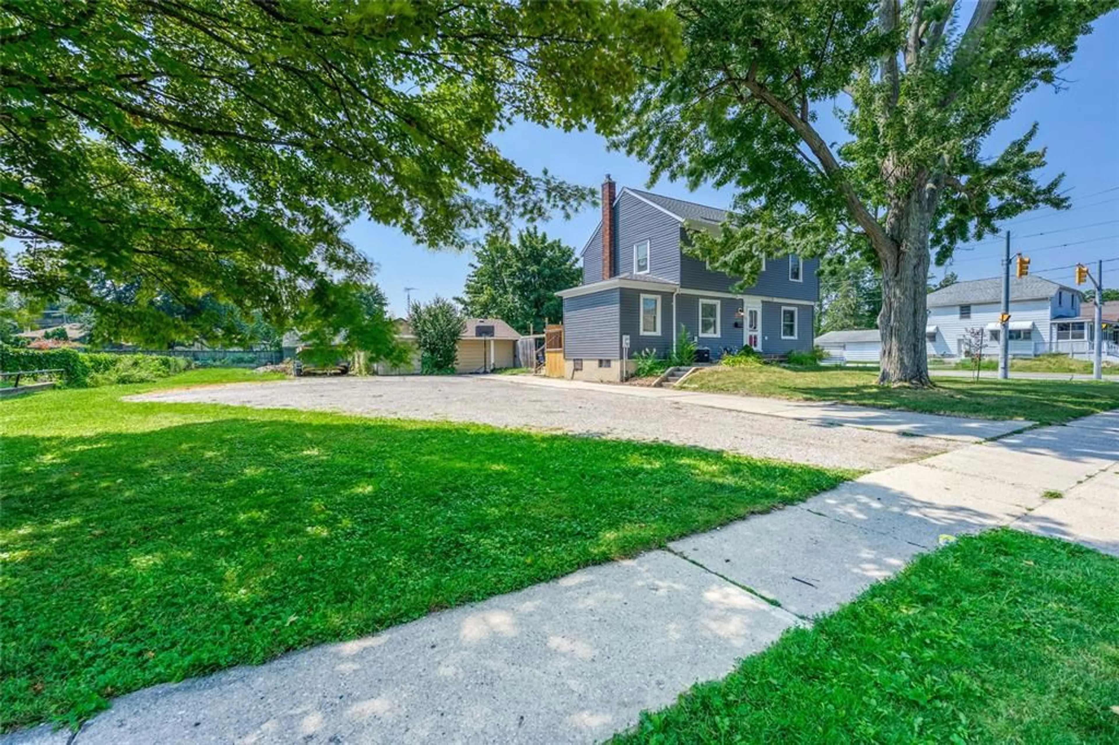 A pic from outside/outdoor area/front of a property/back of a property/a pic from drone, street for 703 Wellington St, Sarnia Ontario N7T 1J3