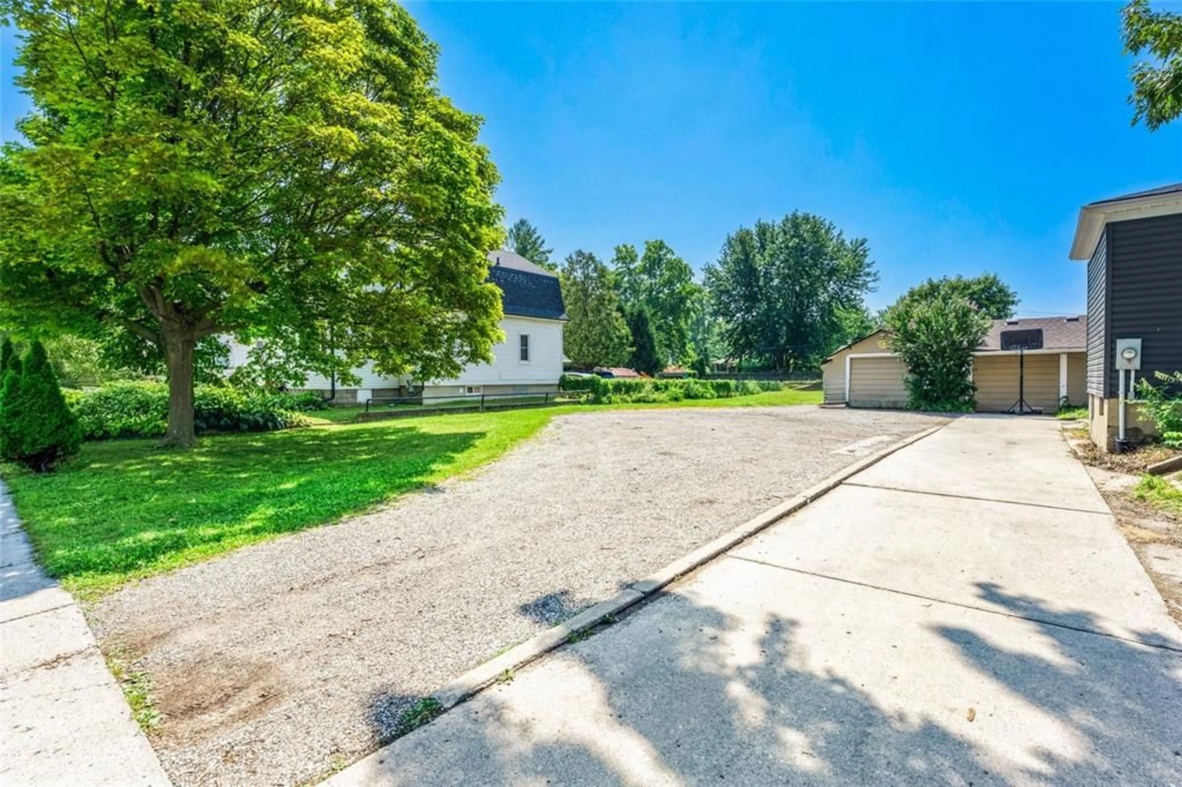 A pic from outside/outdoor area/front of a property/back of a property/a pic from drone, street for 703 Wellington St, Sarnia Ontario N7T 1J3