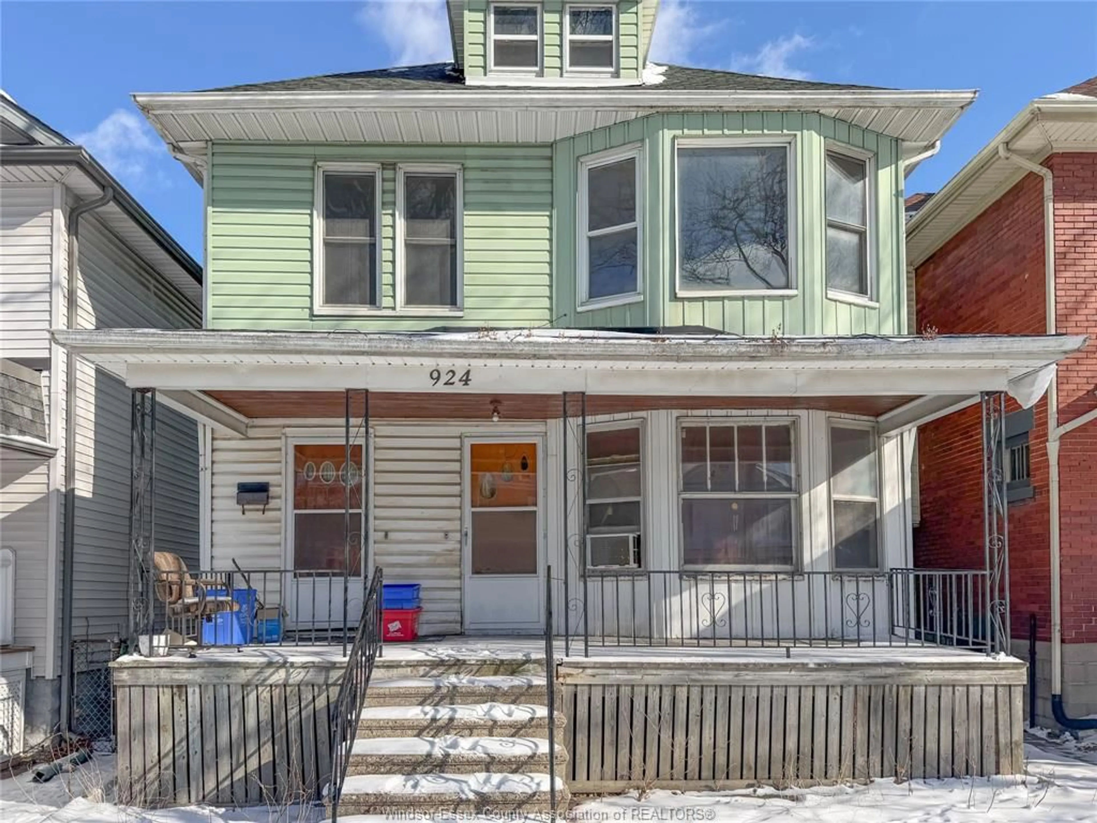 Home with vinyl exterior material, street for 924 WINDERMERE, Windsor Ontario N8Y 3E4