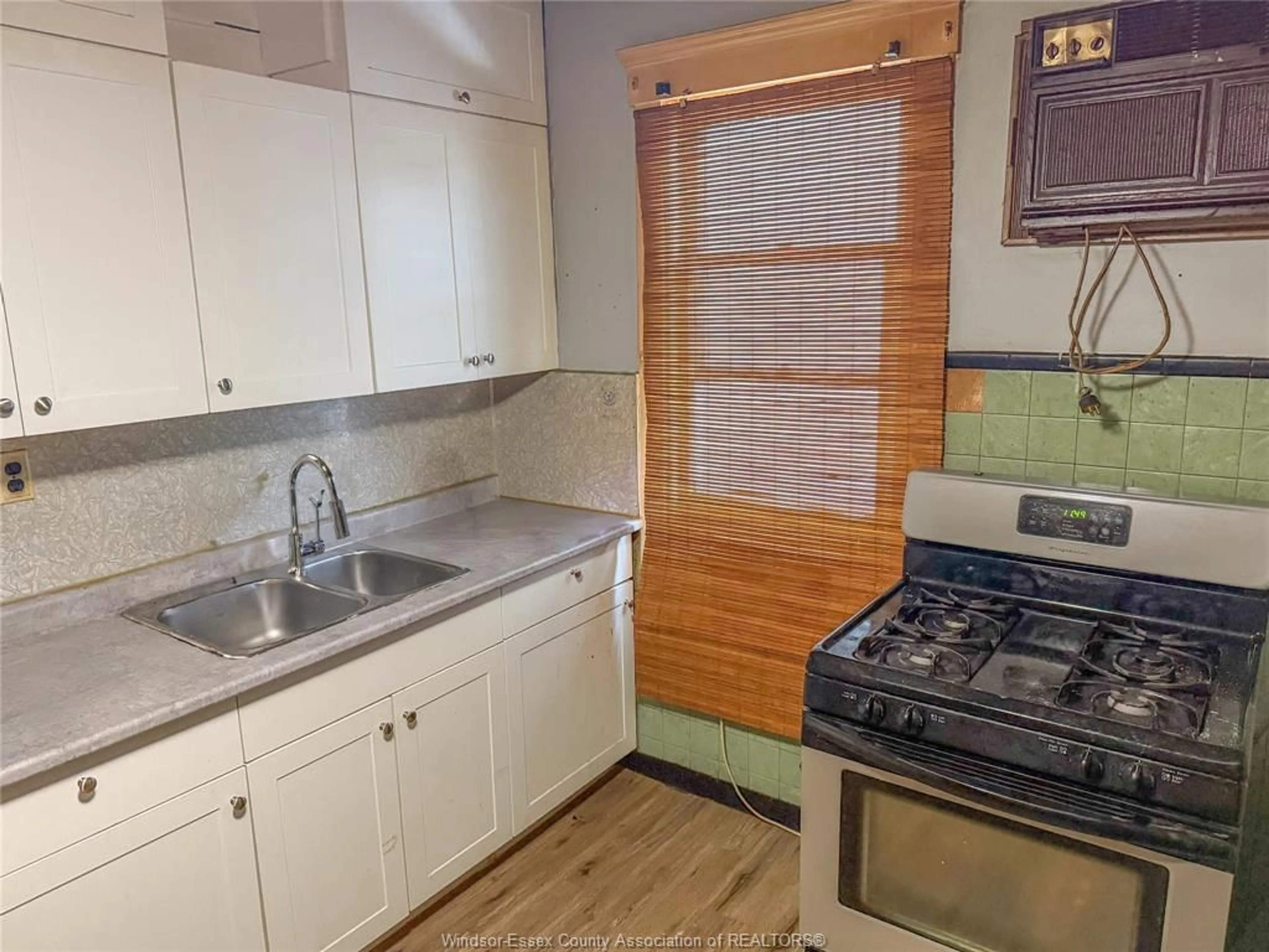 Standard kitchen, unknown for 924 WINDERMERE, Windsor Ontario N8Y 3E4