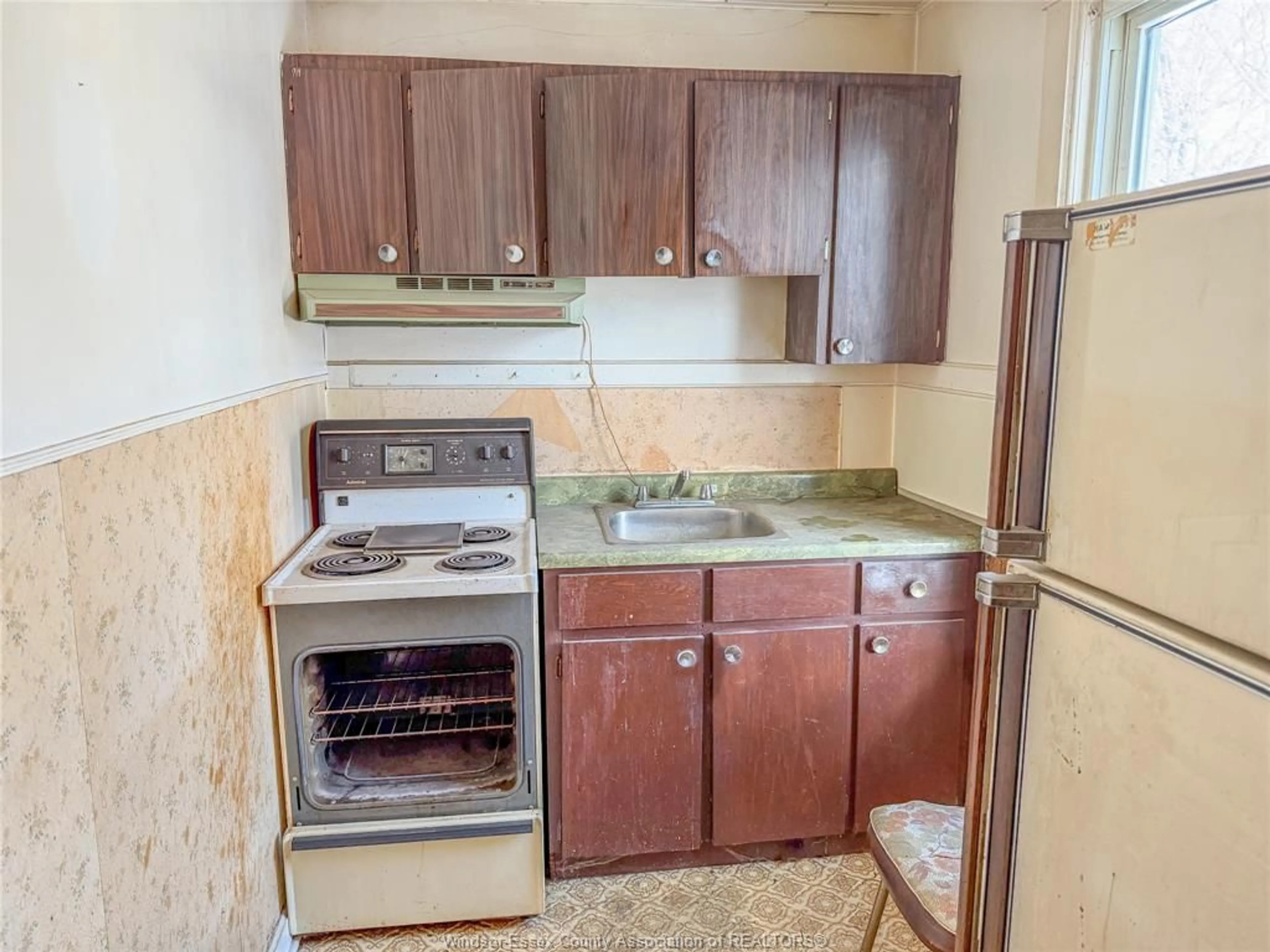 Standard kitchen, unknown for 924 WINDERMERE, Windsor Ontario N8Y 3E4