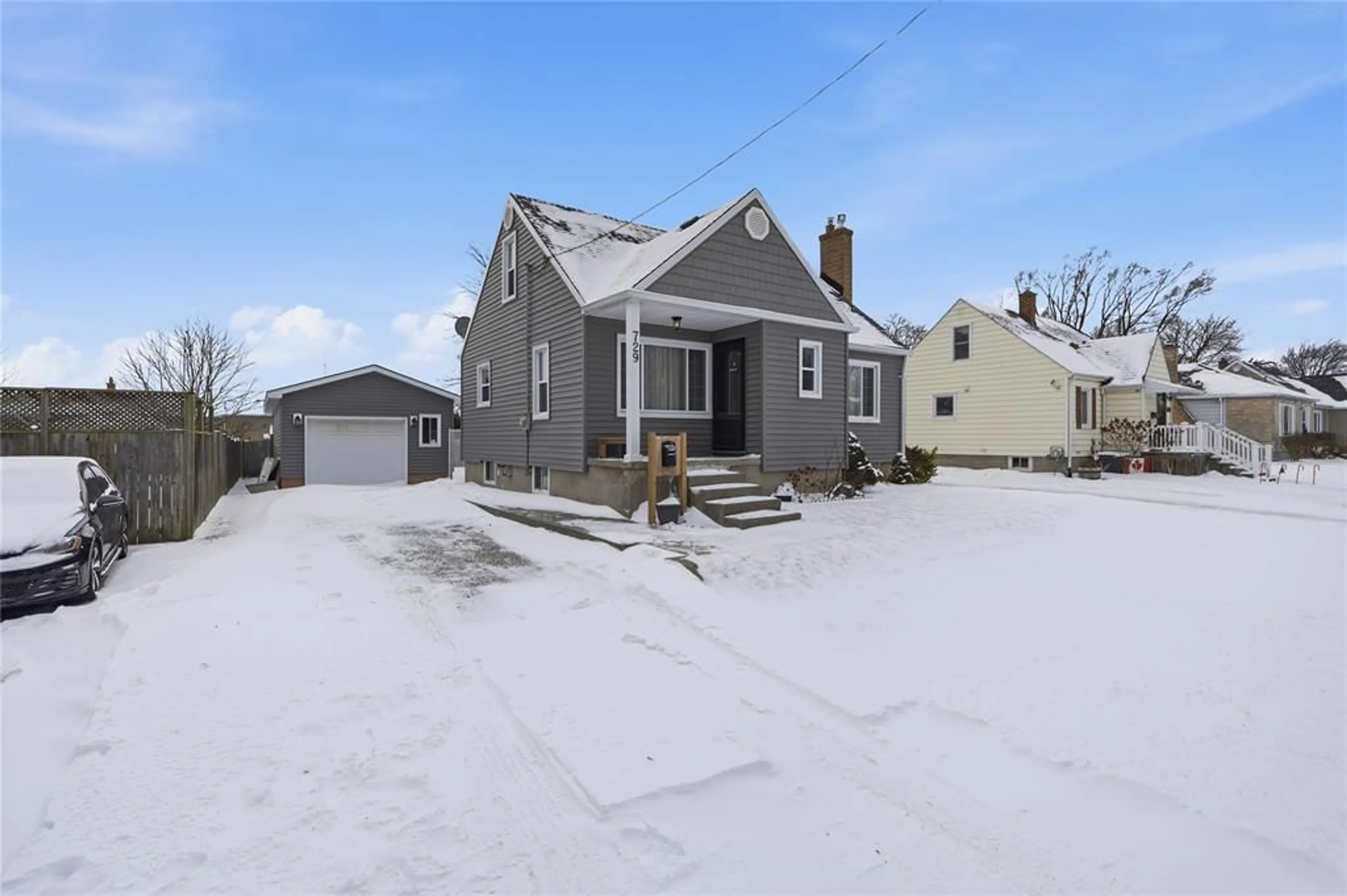 A pic from outside/outdoor area/front of a property/back of a property/a pic from drone, street for 729 Oakdale Ave, Sarnia Ontario N7V 2B1