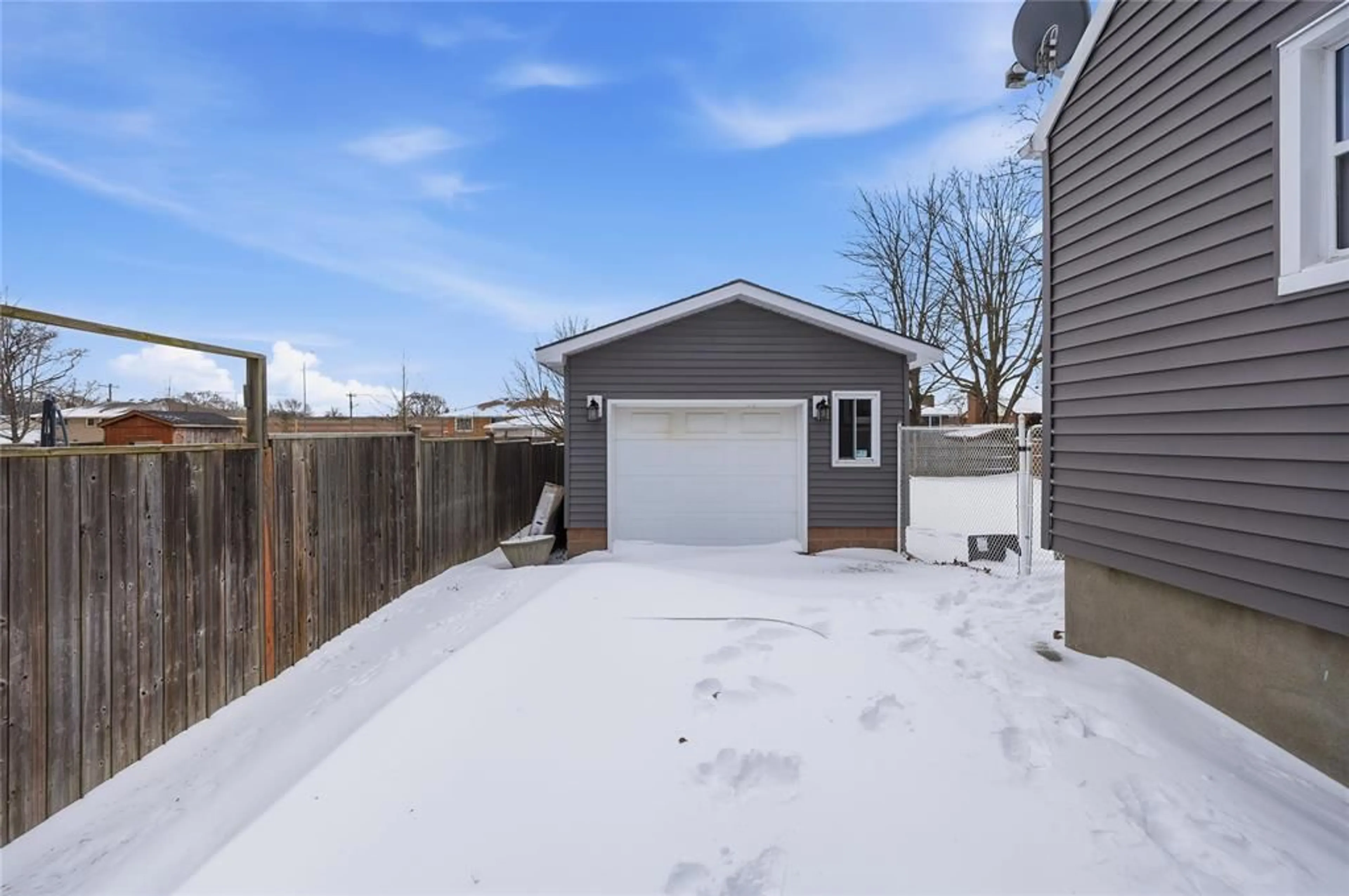 Unknown for 729 Oakdale Ave, Sarnia Ontario N7V 2B1