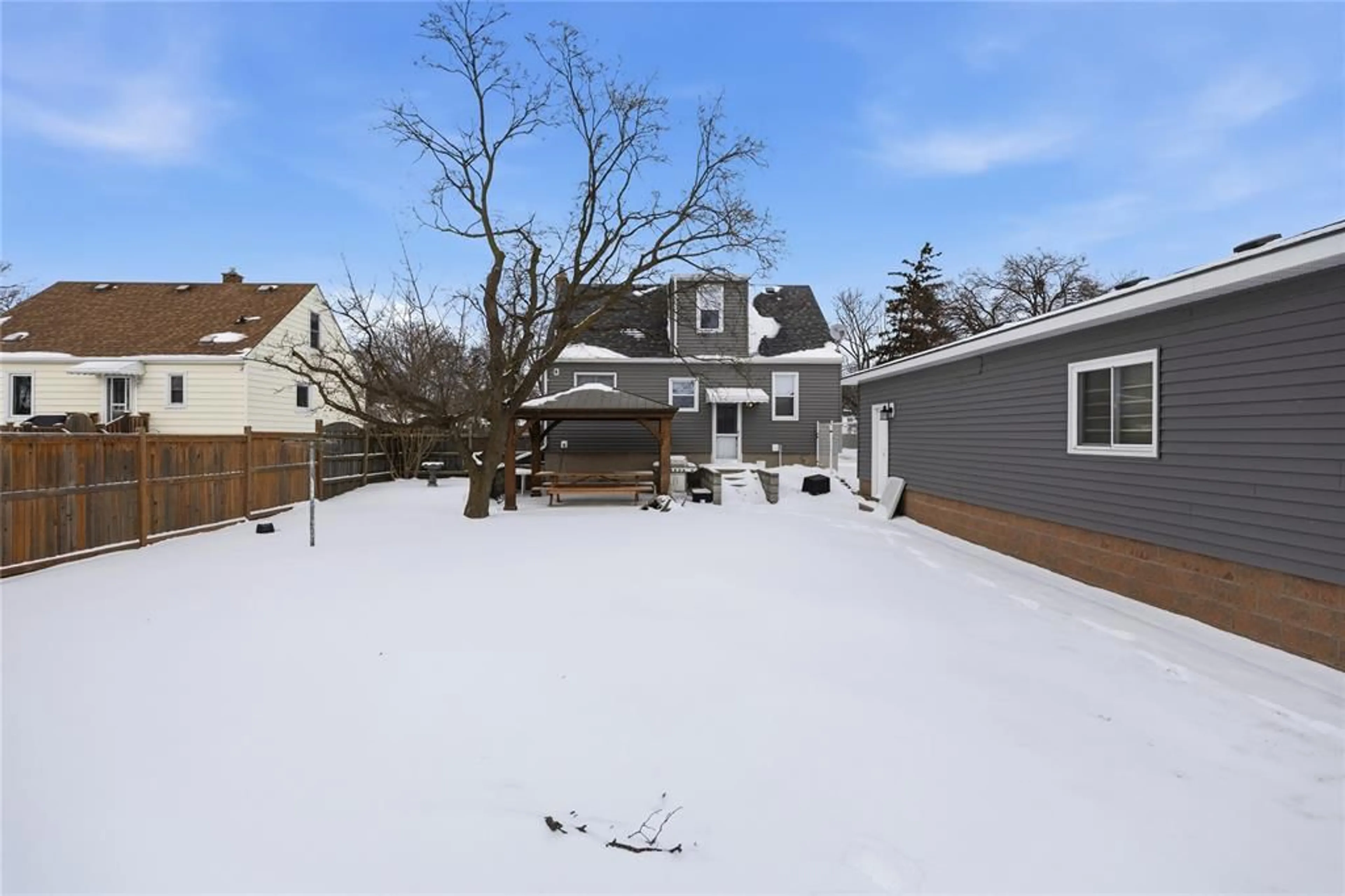 A pic from outside/outdoor area/front of a property/back of a property/a pic from drone, street for 729 Oakdale Ave, Sarnia Ontario N7V 2B1