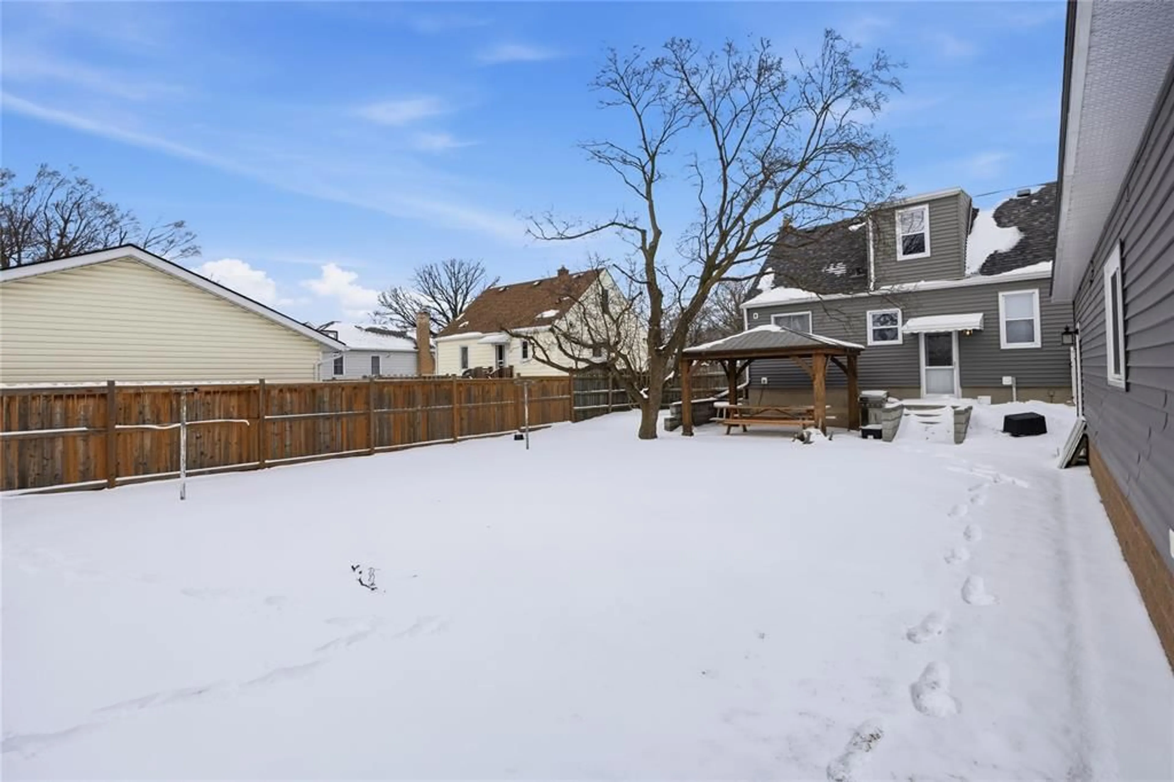 Patio, street for 729 Oakdale Ave, Sarnia Ontario N7V 2B1