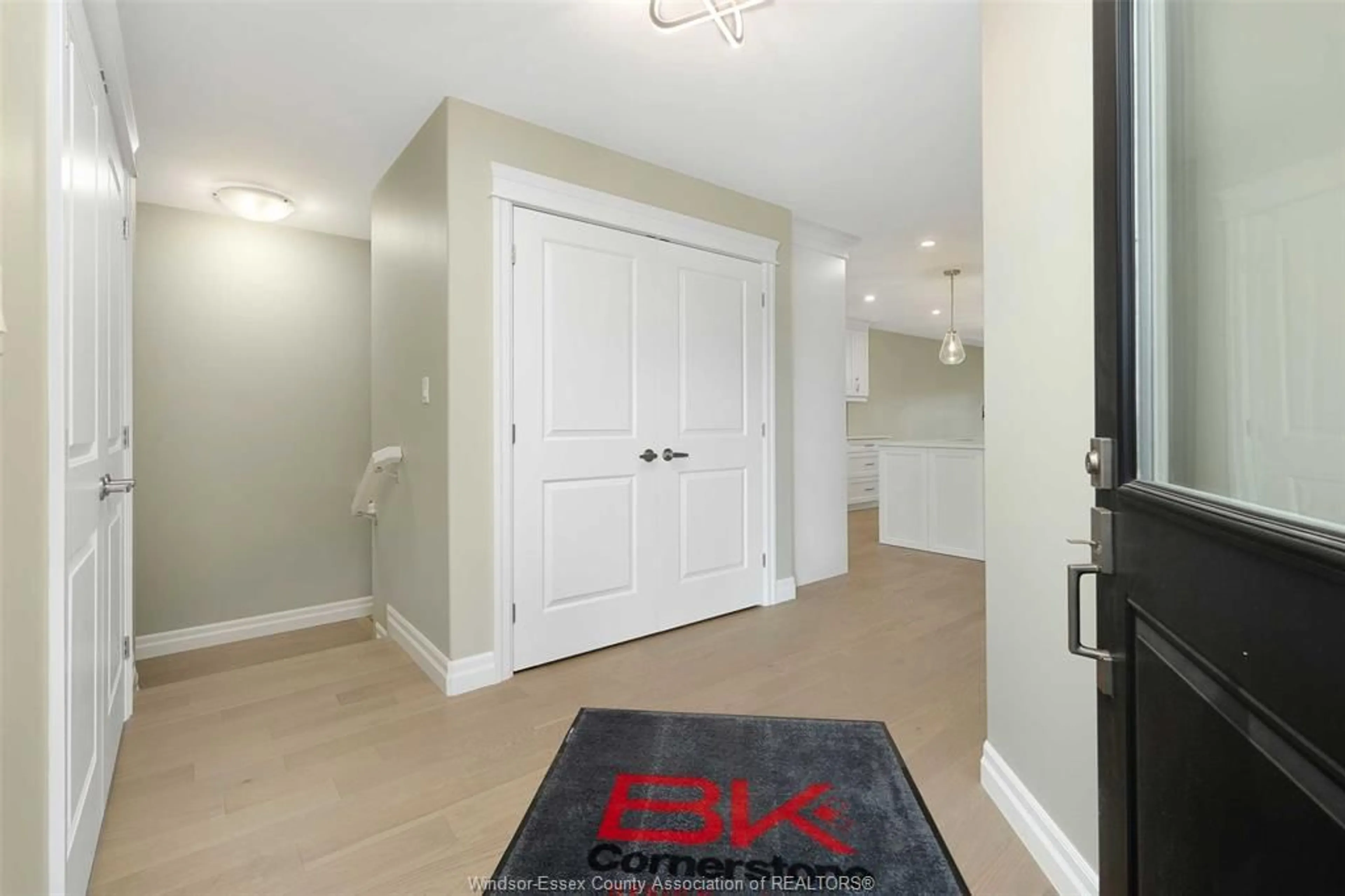 Indoor entryway for 81 MCKENZIE St, Harrow Ontario N0R 1G0