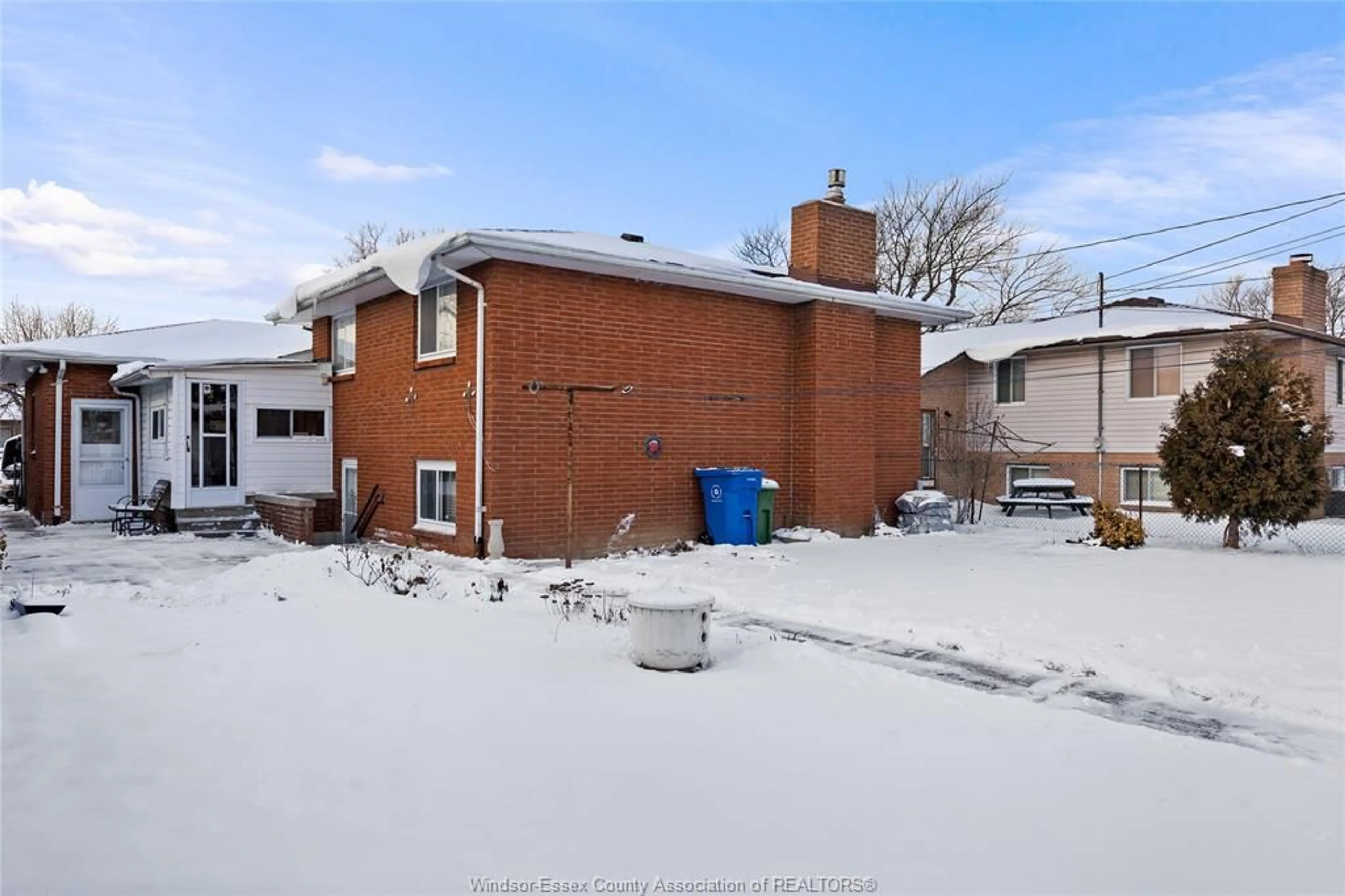 A pic from outside/outdoor area/front of a property/back of a property/a pic from drone, street for 2920 LLOYD GEORGE Blvd, Windsor Ontario N8T 2V1