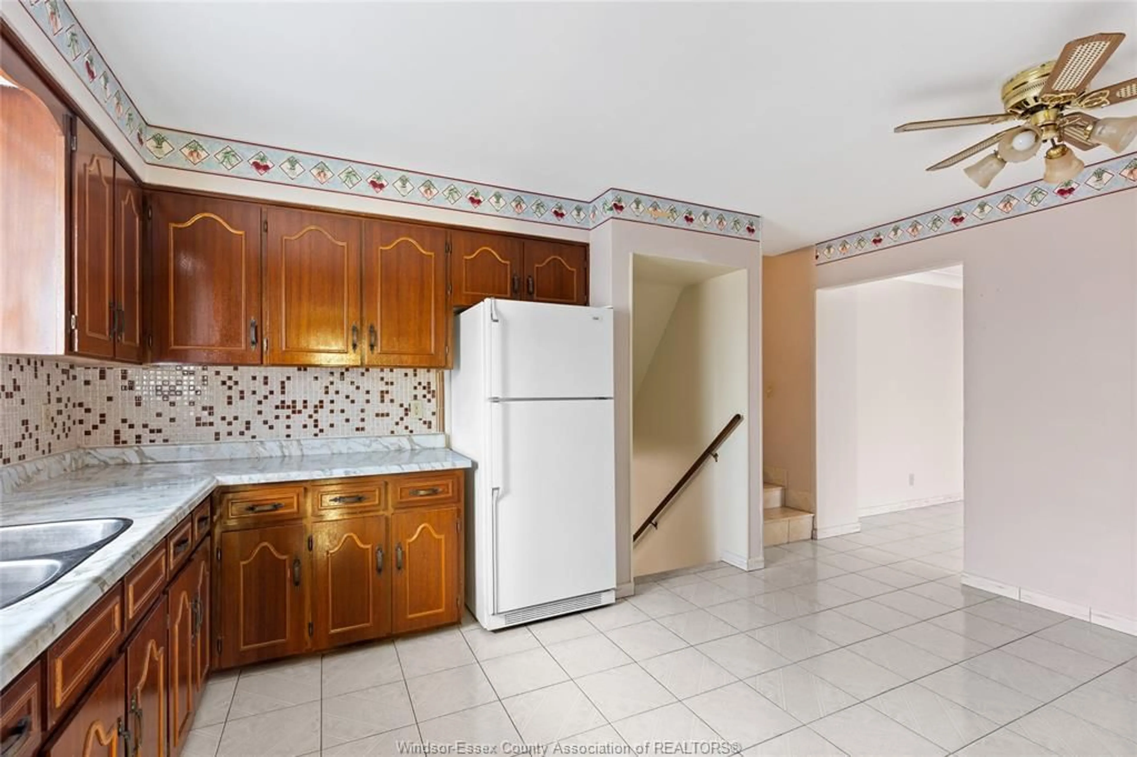Standard kitchen, ceramic/tile floor for 2920 LLOYD GEORGE Blvd, Windsor Ontario N8T 2V1