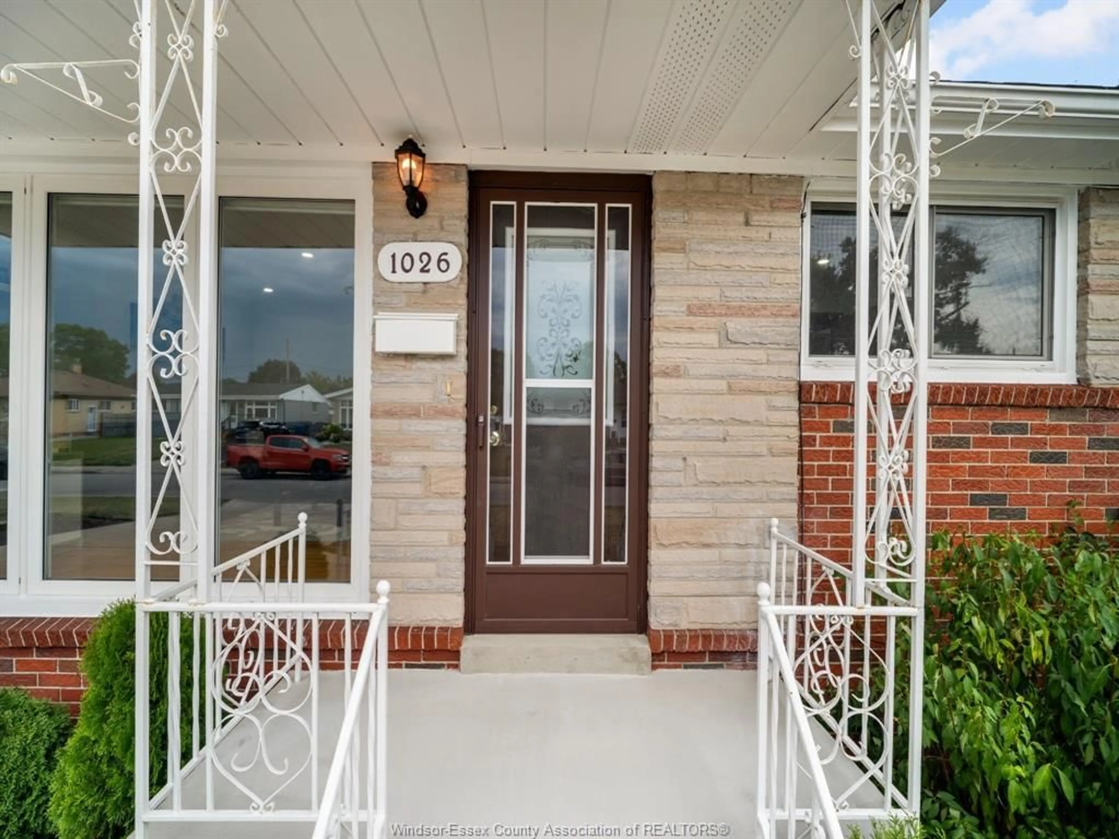 Indoor entryway for 1026 WATSON Ave, Windsor Ontario N8S 3T4