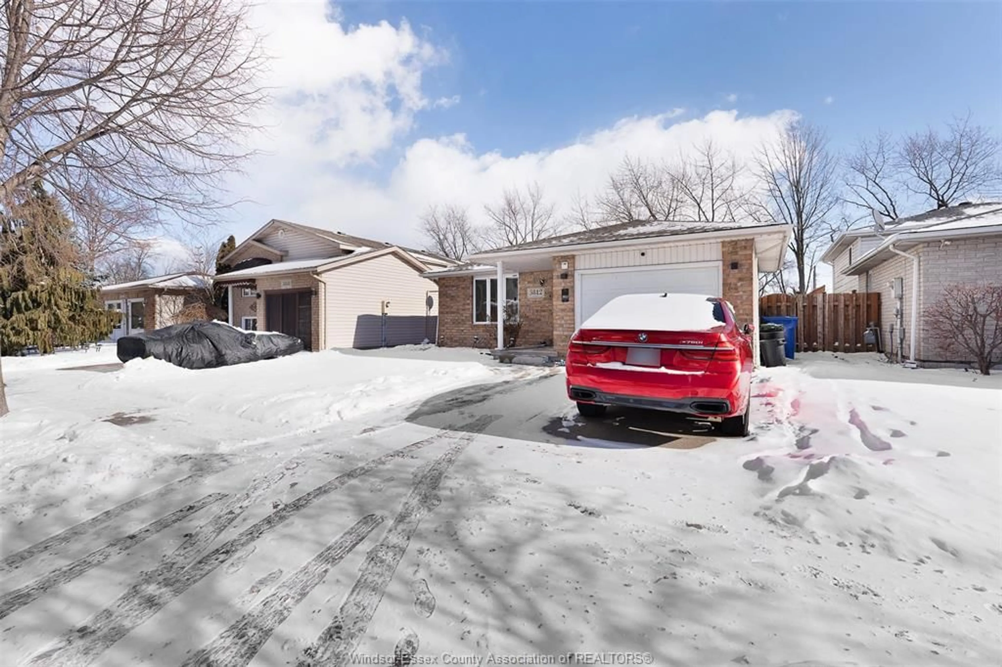 A pic from outside/outdoor area/front of a property/back of a property/a pic from drone, street for 3812 DEVONWOOD Ave, Windsor Ontario N8W 5R6