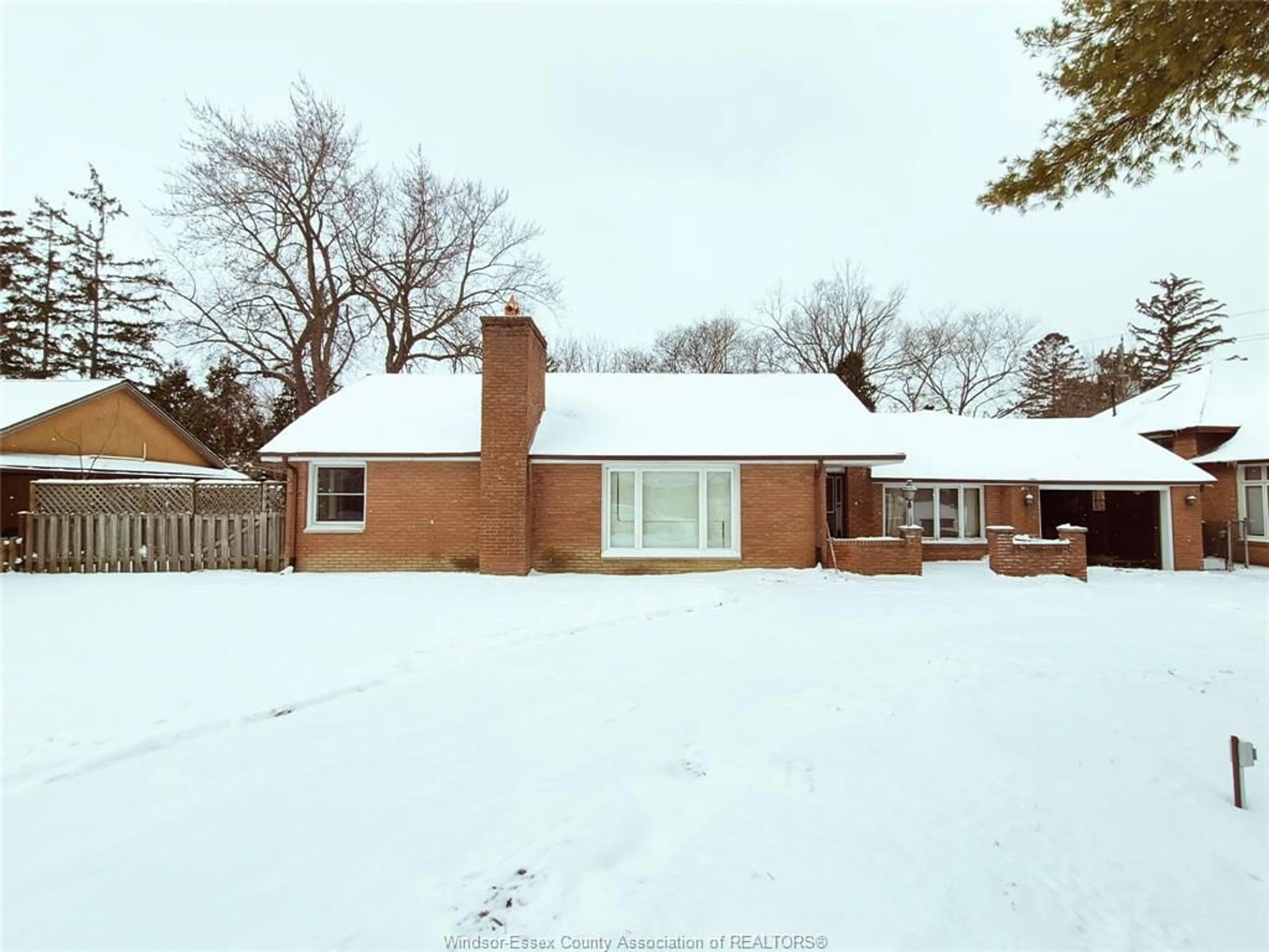 A pic from outside/outdoor area/front of a property/back of a property/a pic from drone, street for 355 EASTLAWN Ave, Windsor Ontario N8S 3H3