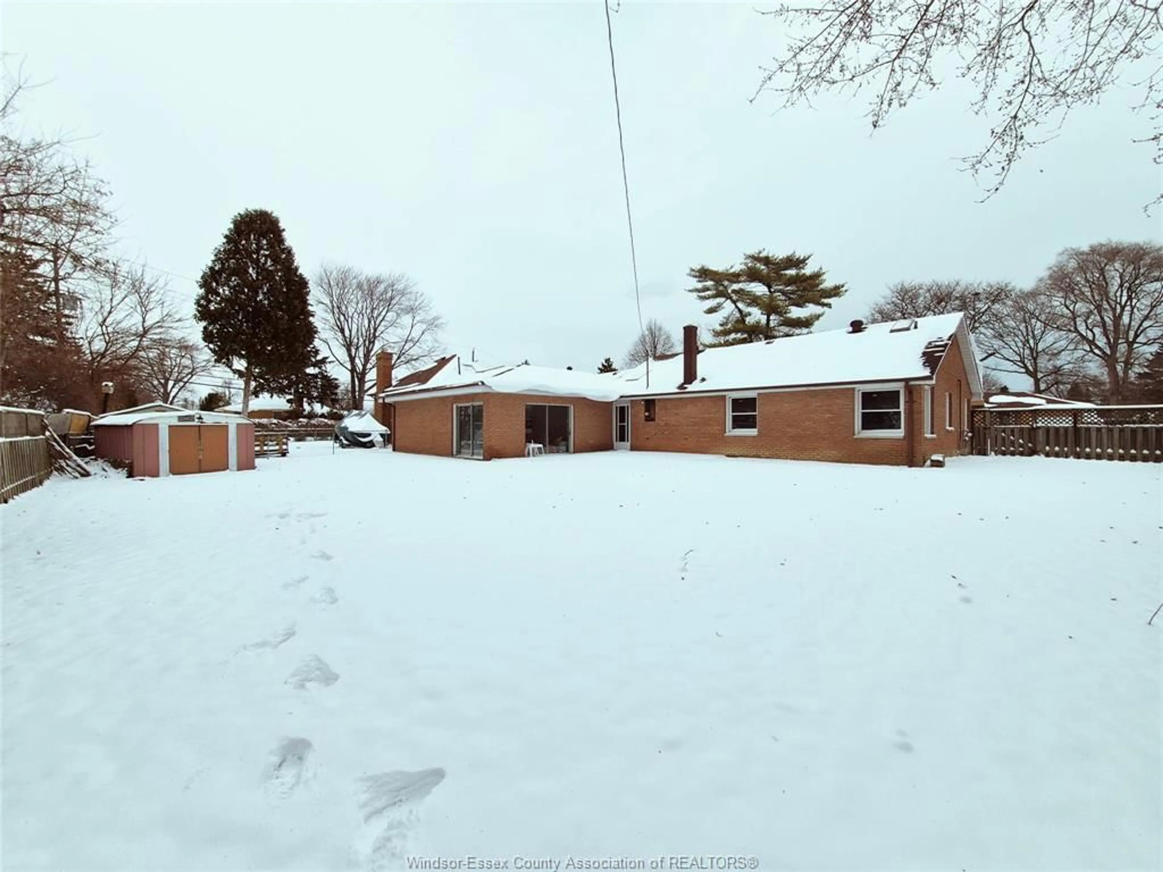 A pic from outside/outdoor area/front of a property/back of a property/a pic from drone, street for 355 EASTLAWN Ave, Windsor Ontario N8S 3H3