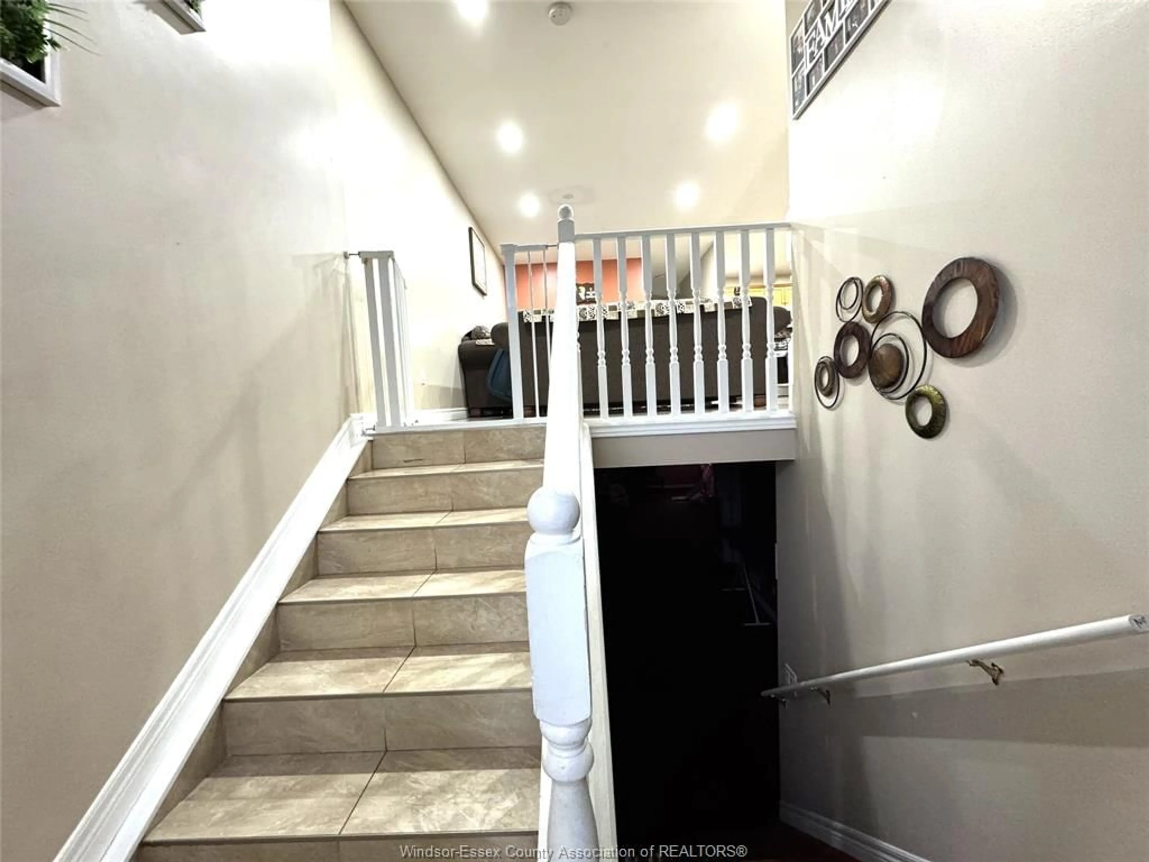 Indoor foyer for 1481 HIGHNOON Dr, Windsor Ontario N9G 3B6