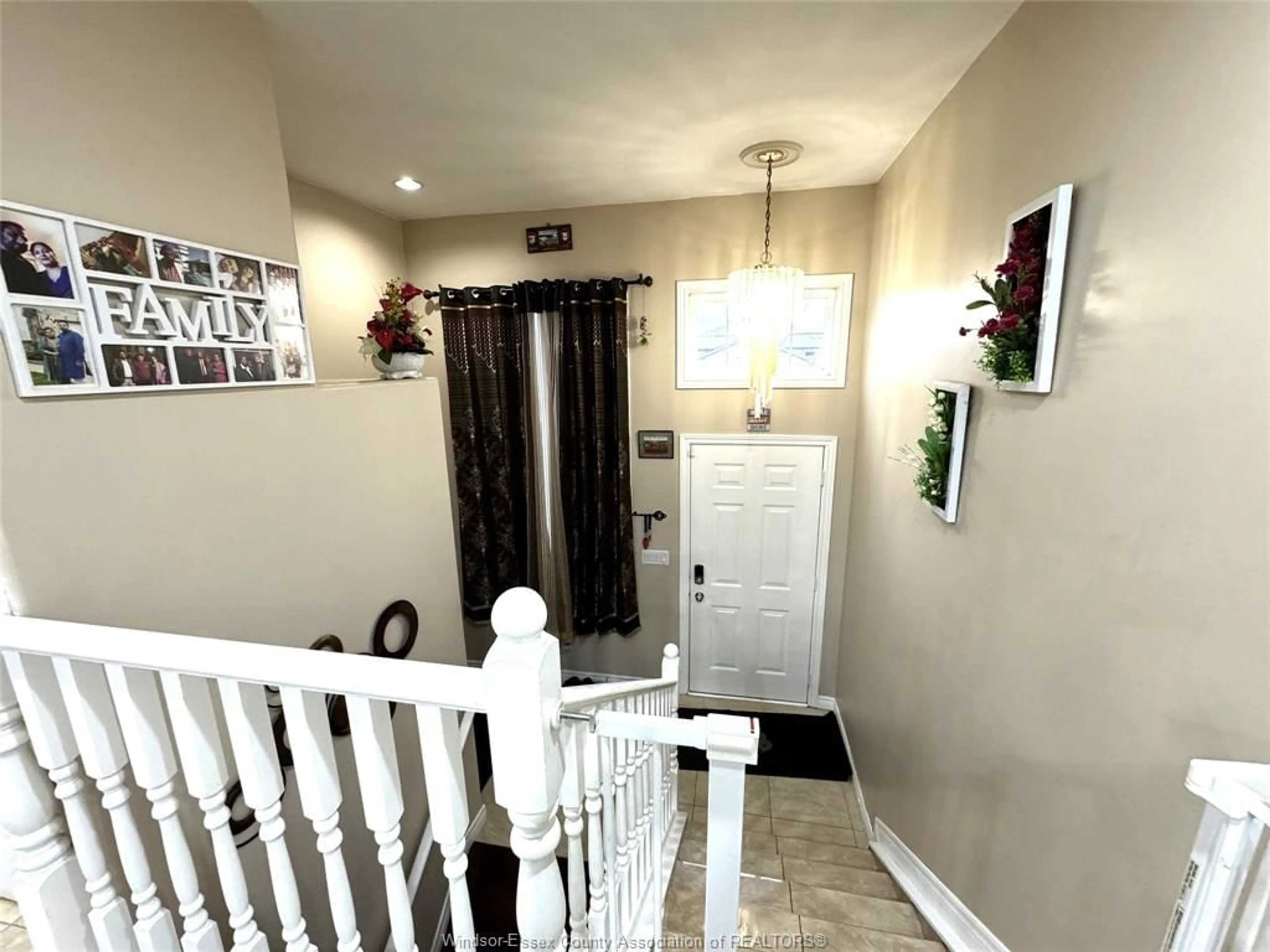 Indoor entryway for 1481 HIGHNOON Dr, Windsor Ontario N9G 3B6