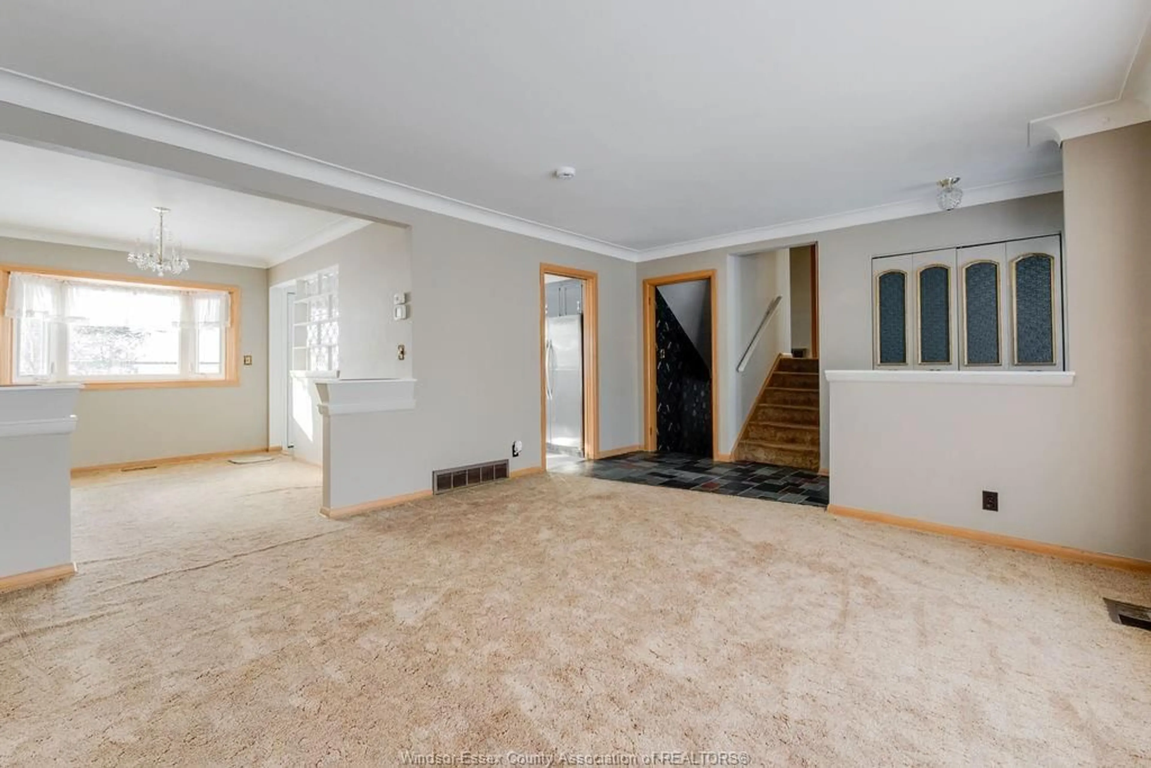 Indoor foyer for 465 GREENDALE Dr, Windsor Ontario N8S 4A5