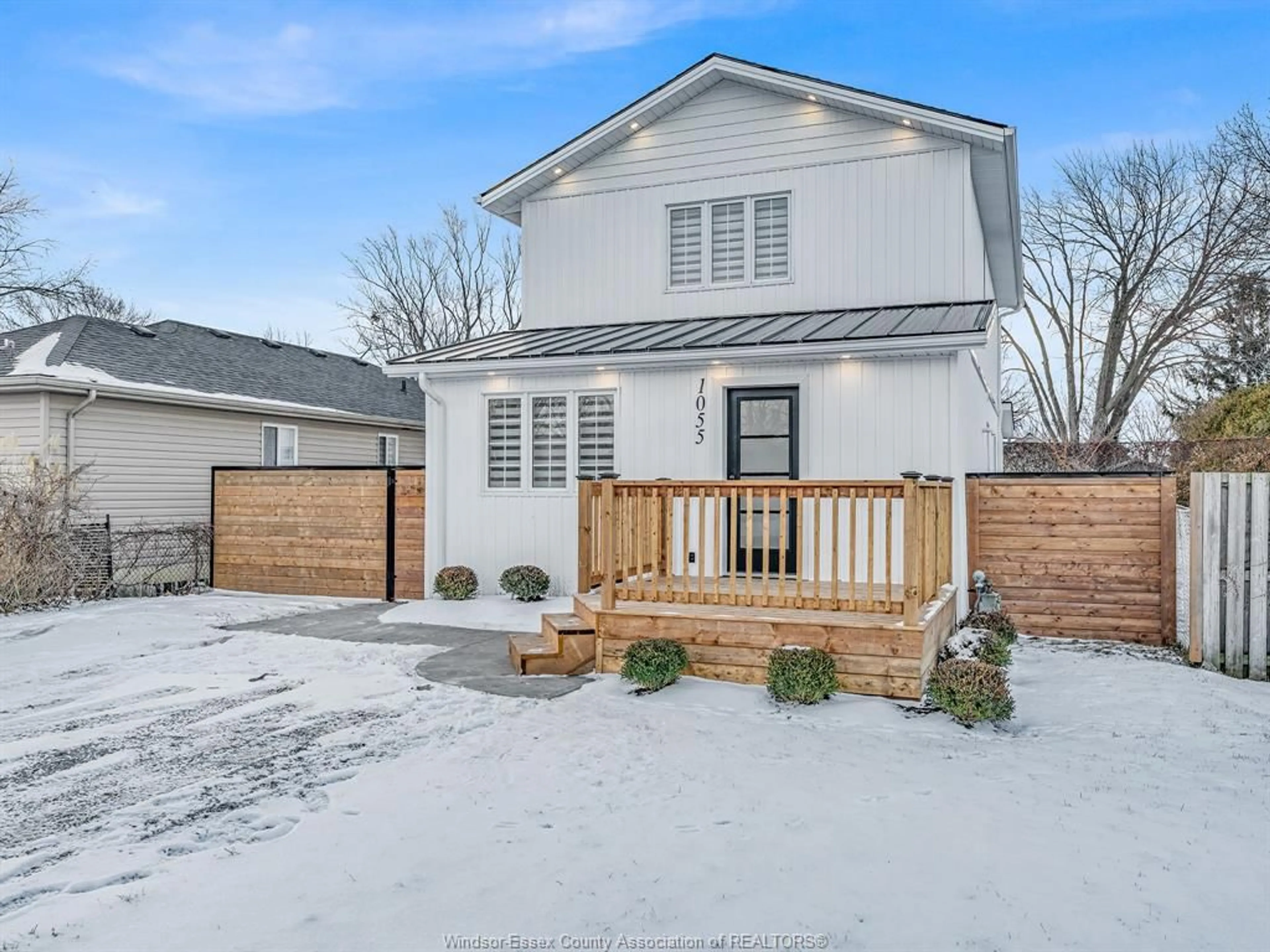 A pic from outside/outdoor area/front of a property/back of a property/a pic from drone, street for 1055 Birch Ave, Kingsville Ontario N9Y 3T9