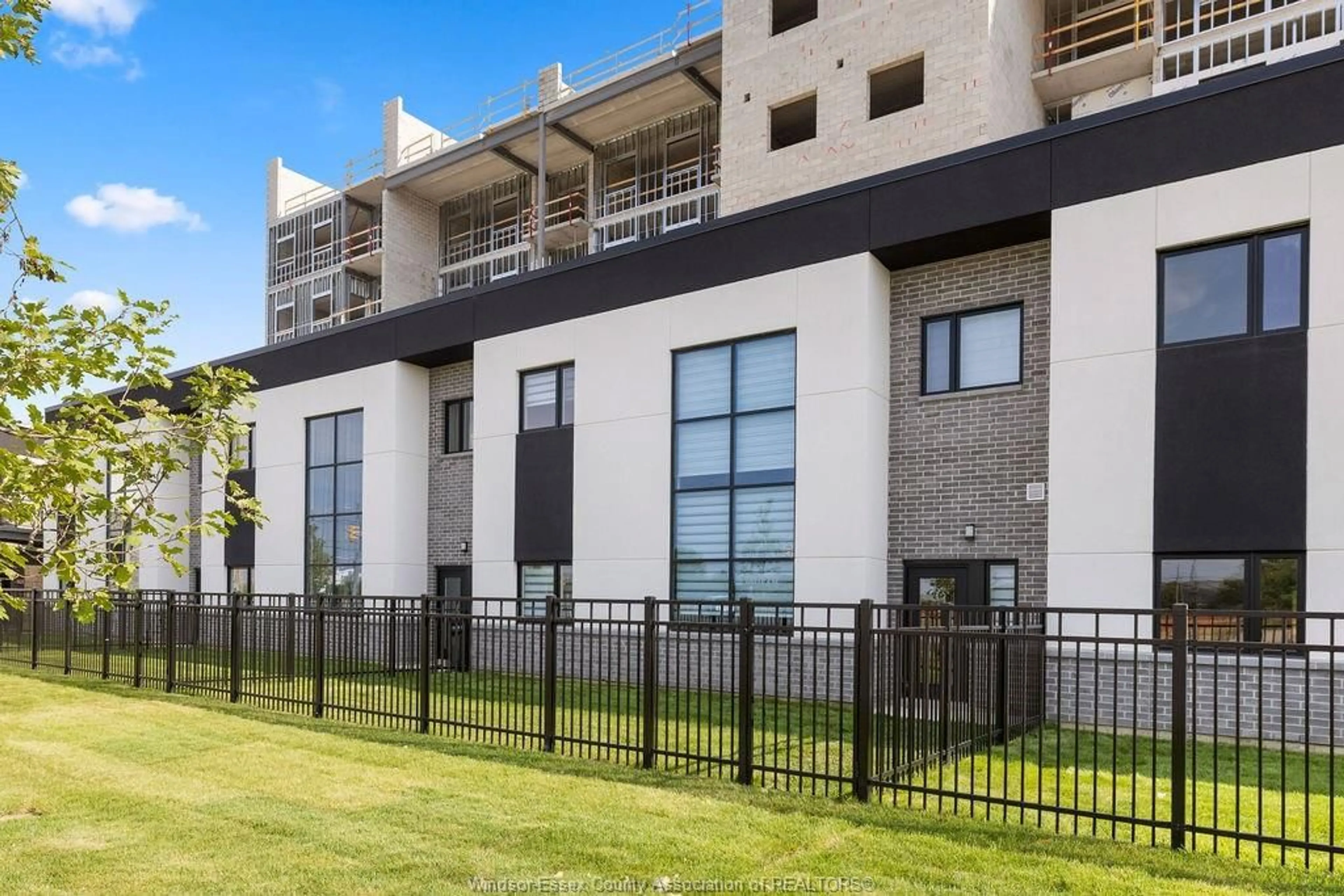 Unknown for 4400 LAURIER Pky #212, LaSalle Ontario N9H 0R1