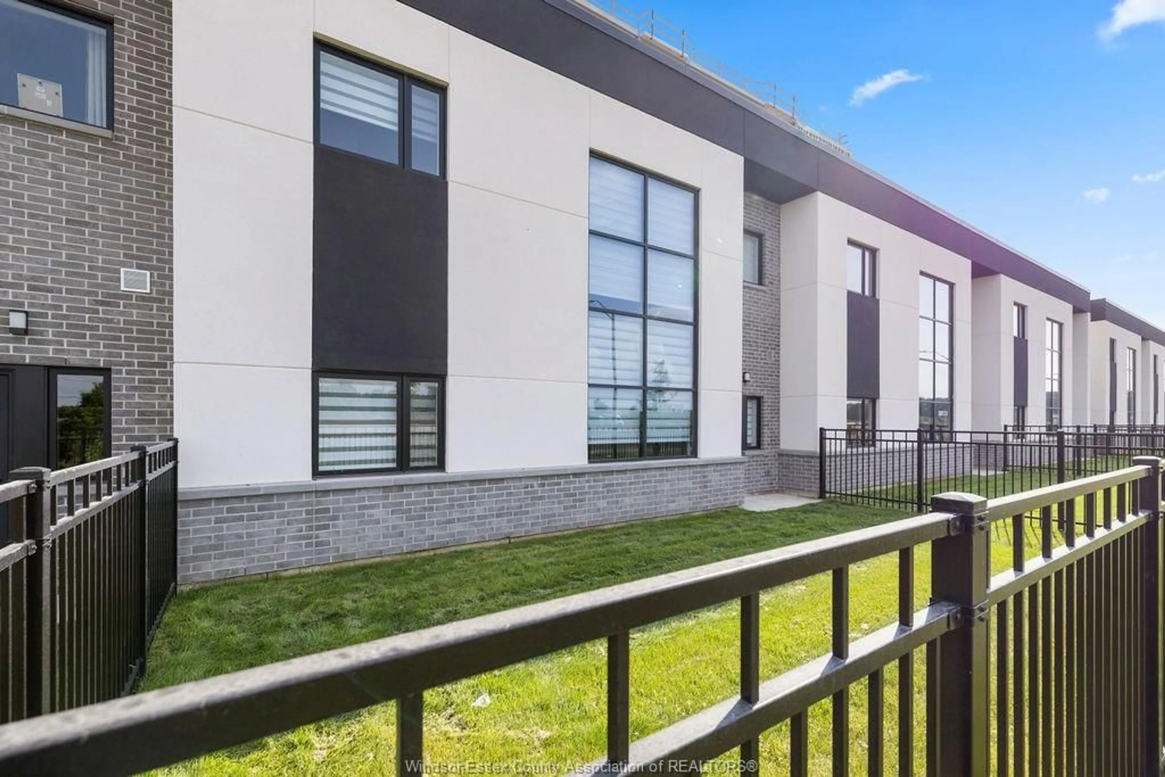 Unknown for 4400 LAURIER Pky #212, LaSalle Ontario N9H 0R1