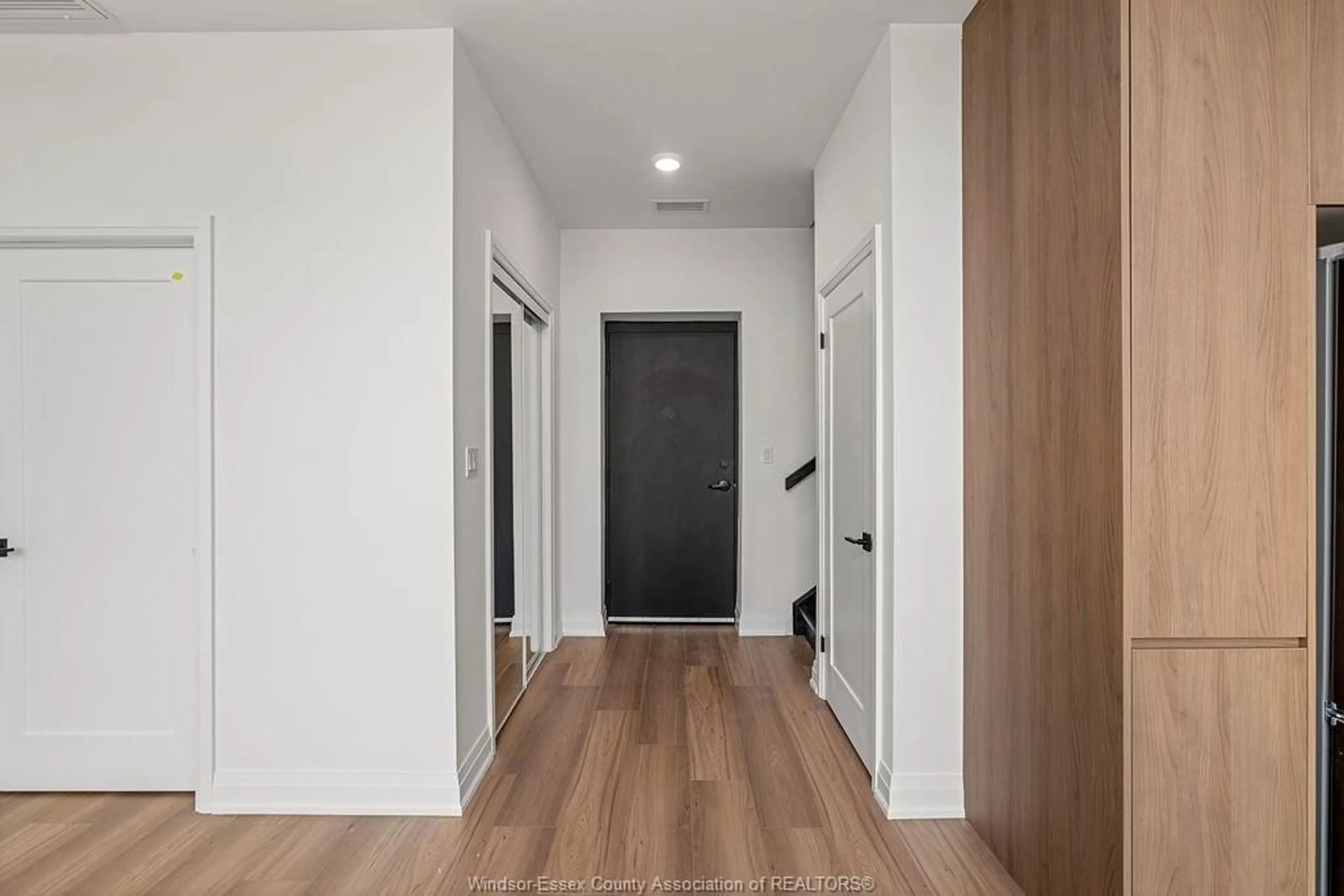 Indoor entryway for 4400 LAURIER Pky #212, LaSalle Ontario N9H 0R1