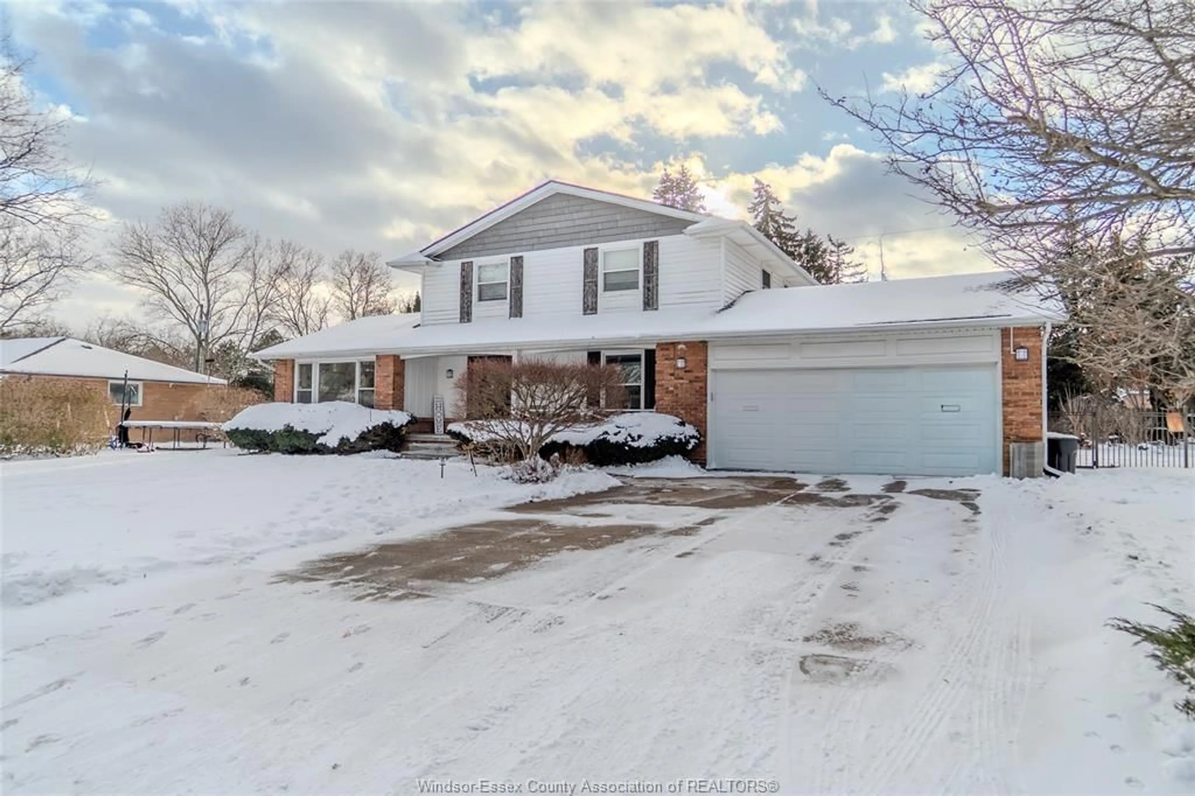 A pic from outside/outdoor area/front of a property/back of a property/a pic from drone, street for 2477 MARK Ave, Windsor Ontario N9E 2W2