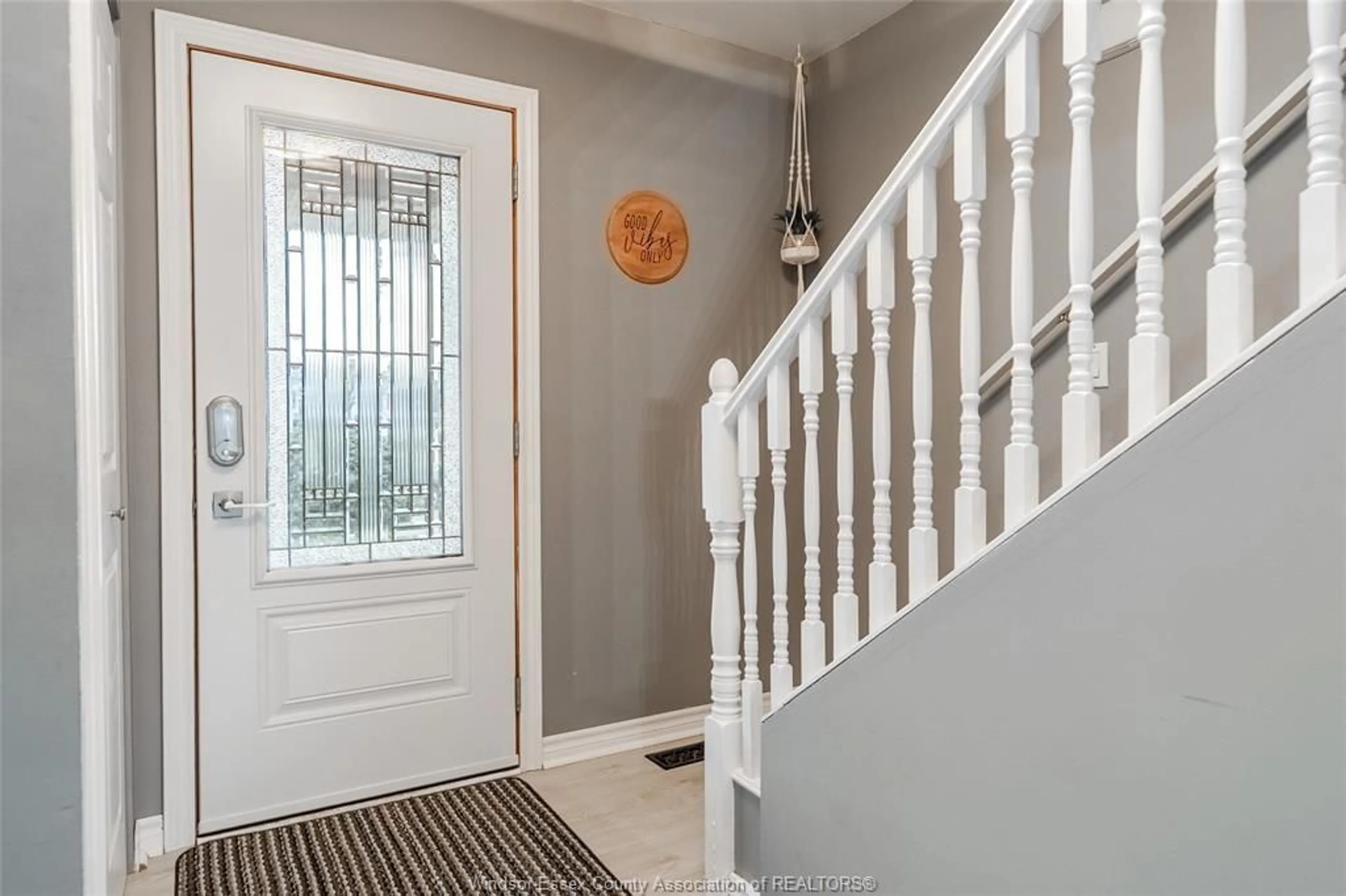 Indoor entryway for 114 Kingsway, Essex Ontario N8M 3C2