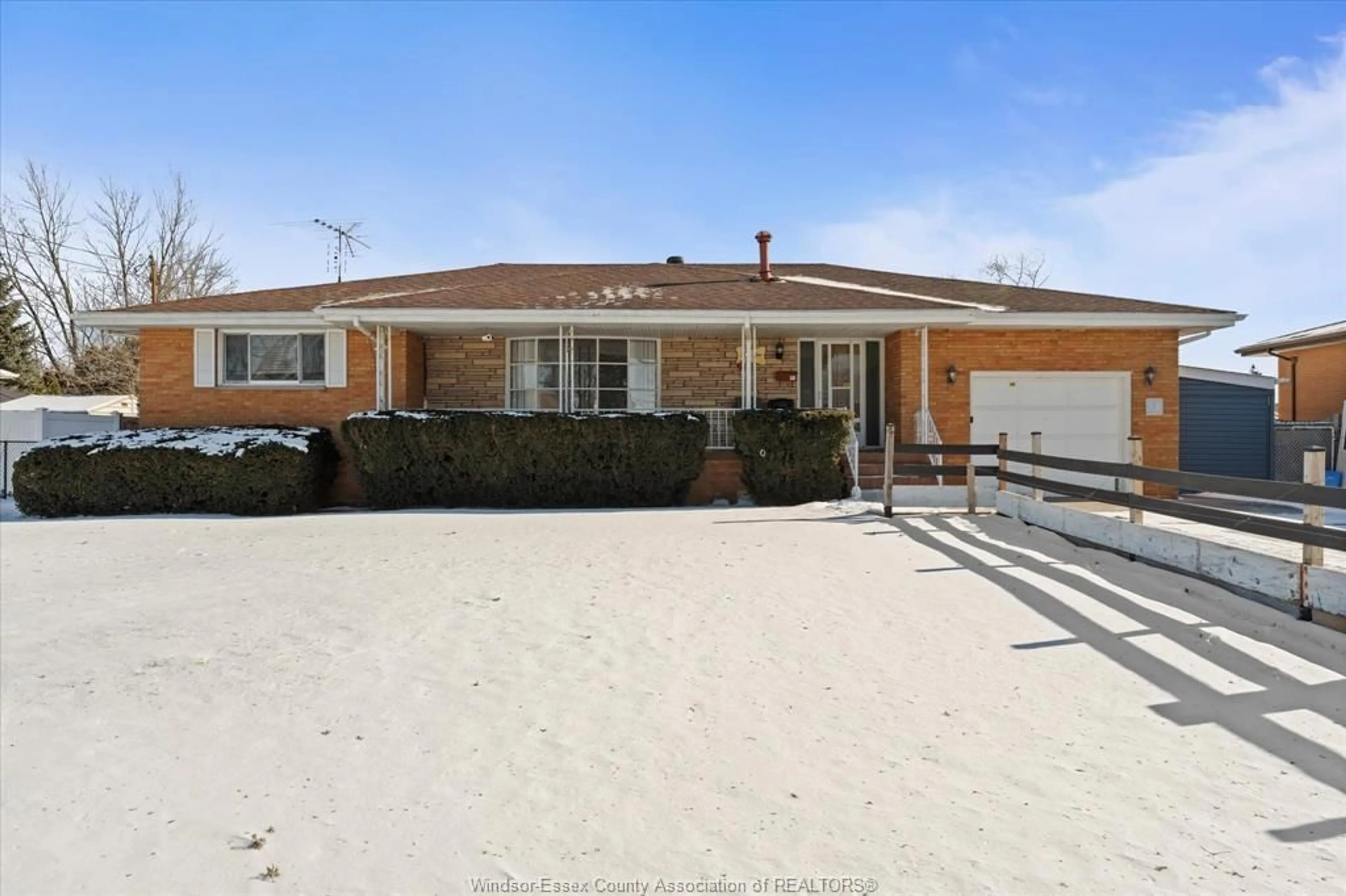 A pic from outside/outdoor area/front of a property/back of a property/a pic from drone, street for 51 FRYER St, Amherstburg Ontario N9V 2L5