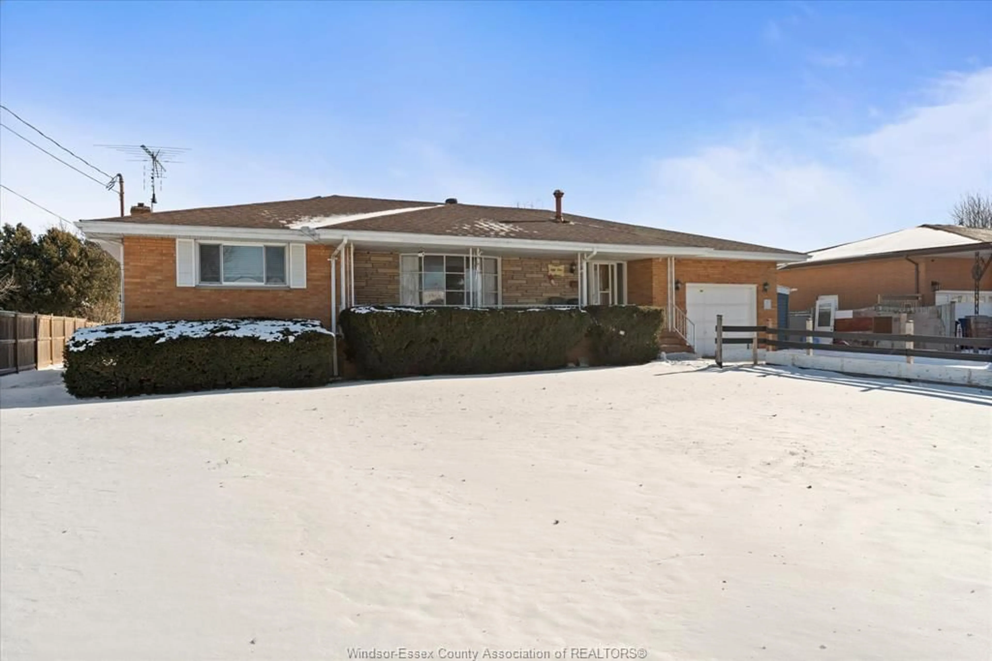 A pic from outside/outdoor area/front of a property/back of a property/a pic from drone, street for 51 FRYER St, Amherstburg Ontario N9V 2L5