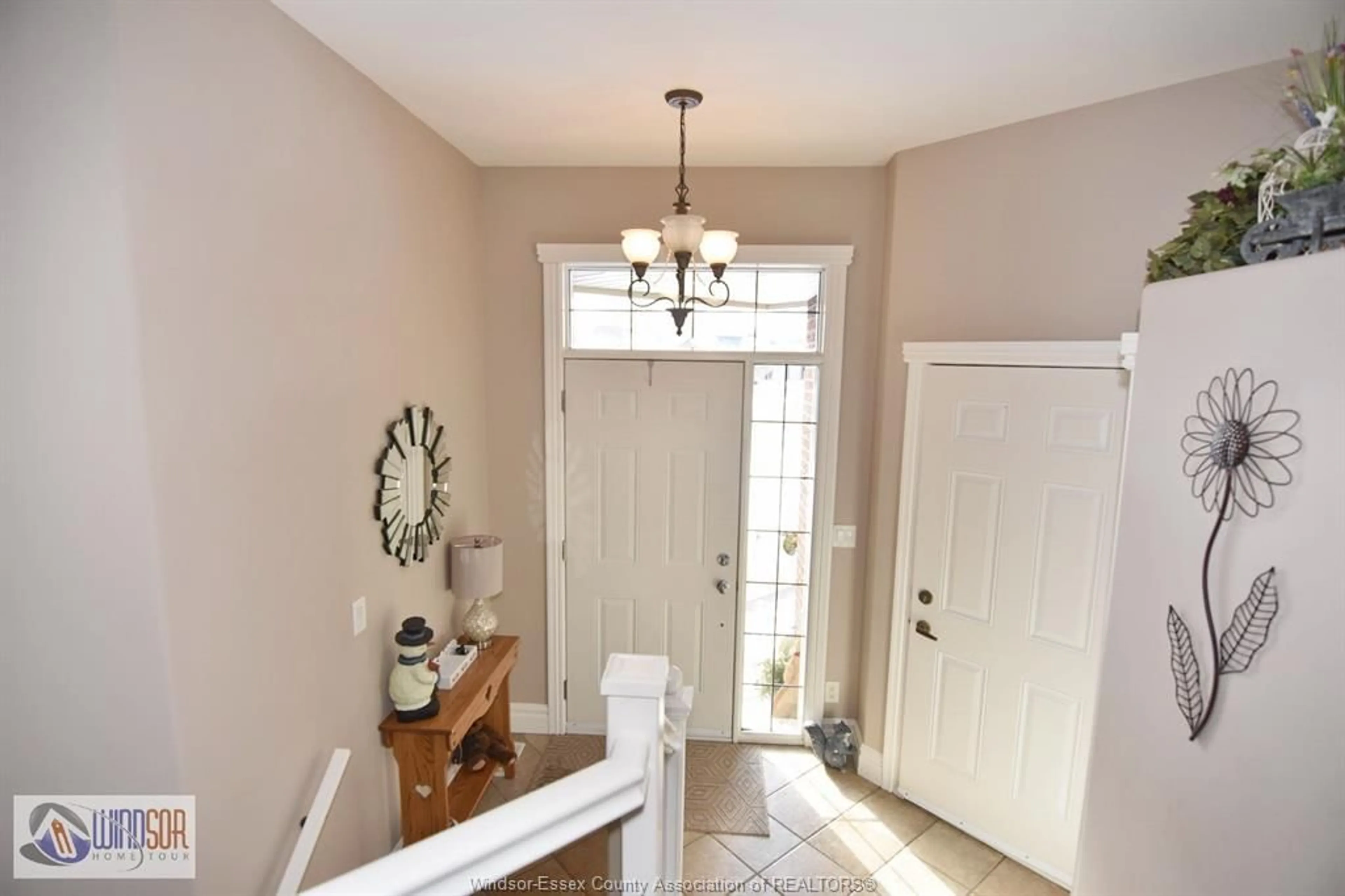 Indoor entryway for 135 WOODYCREST, Kingsville Ontario N9Y 4G3