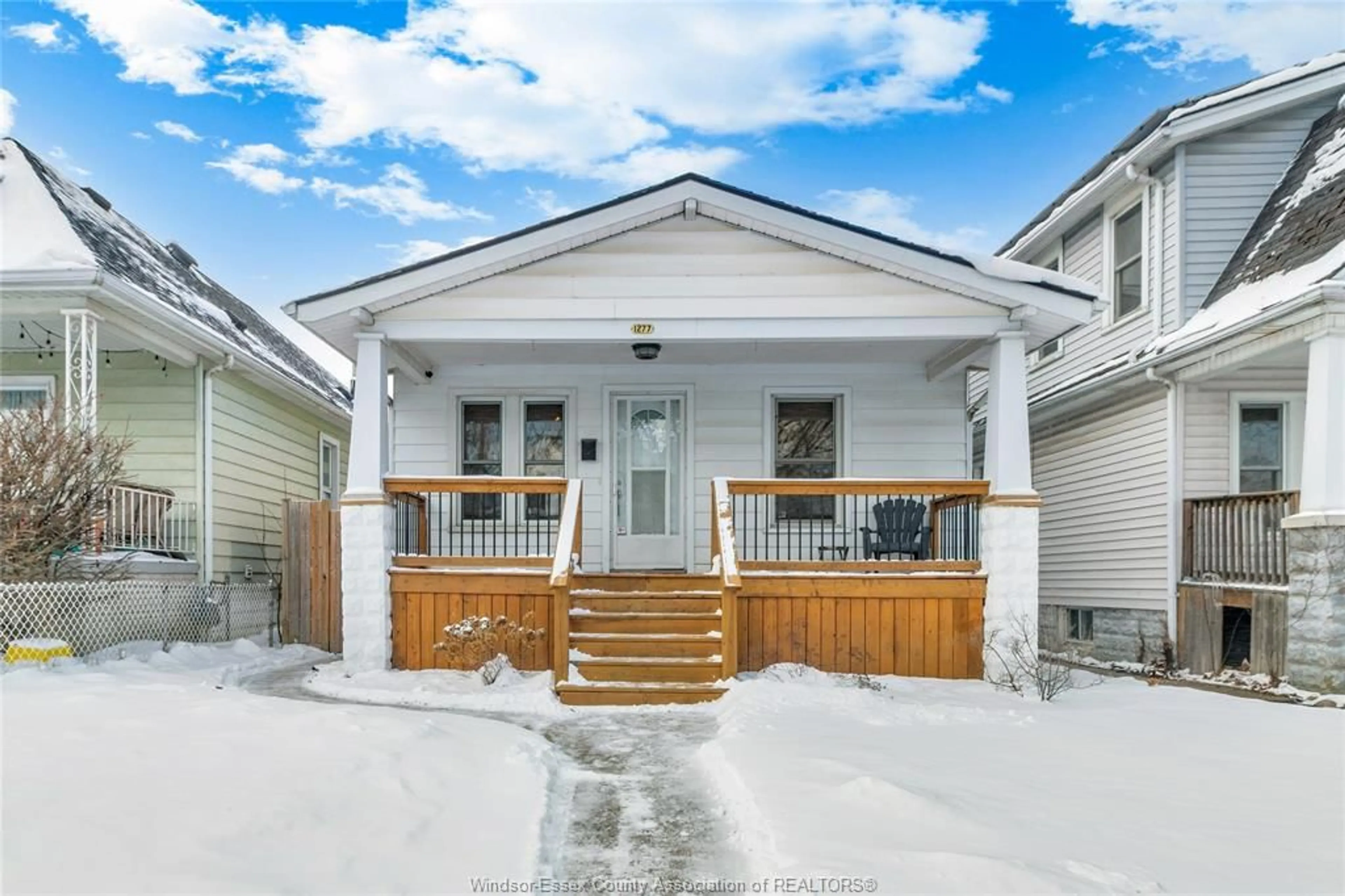 Home with vinyl exterior material, street for 1277 Lincoln, Windsor Ontario N8Y 2H9