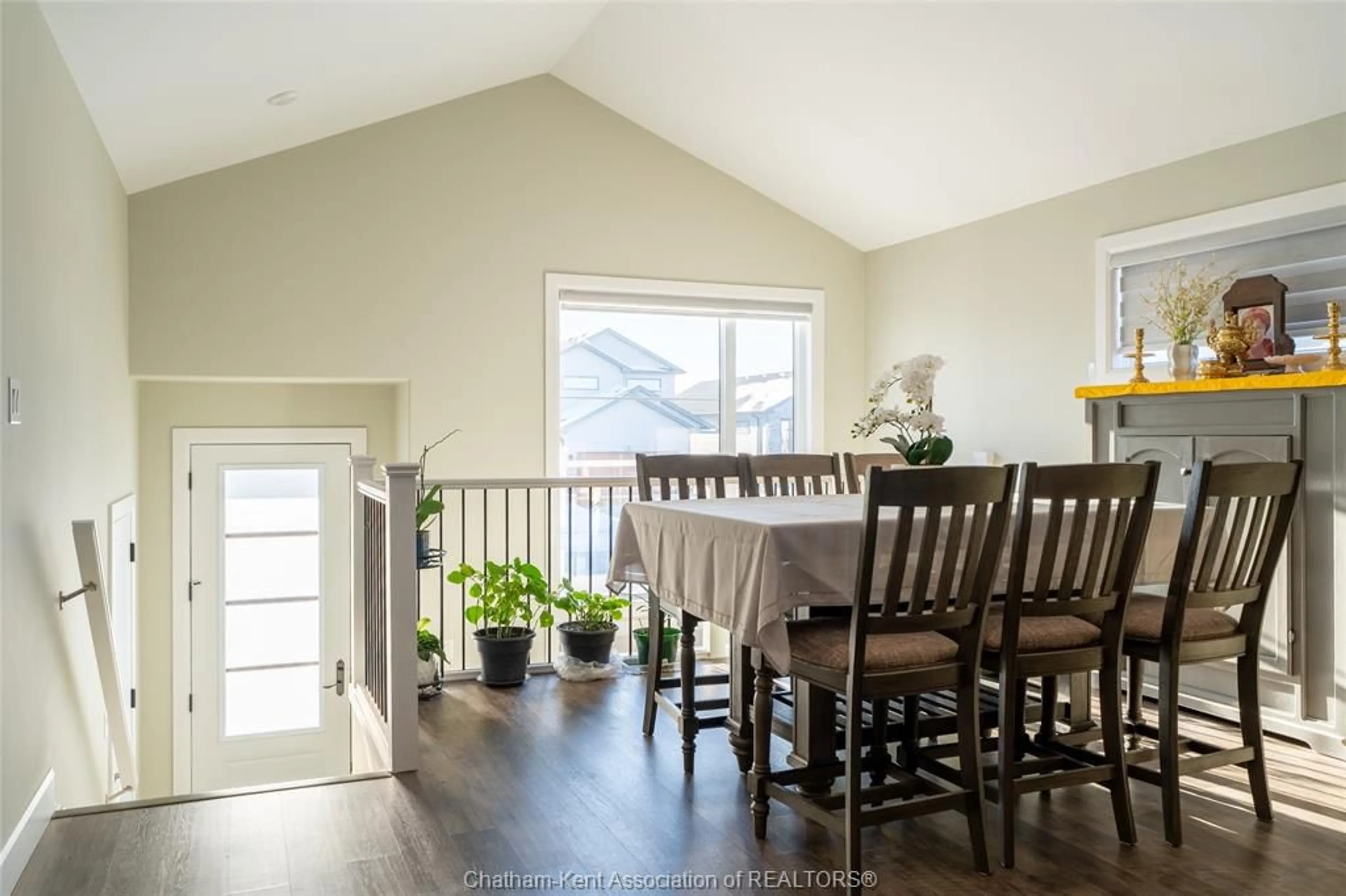 Dining room, wood/laminate floor for 21 Baffin Way, Chatham Ontario N7L 0C4