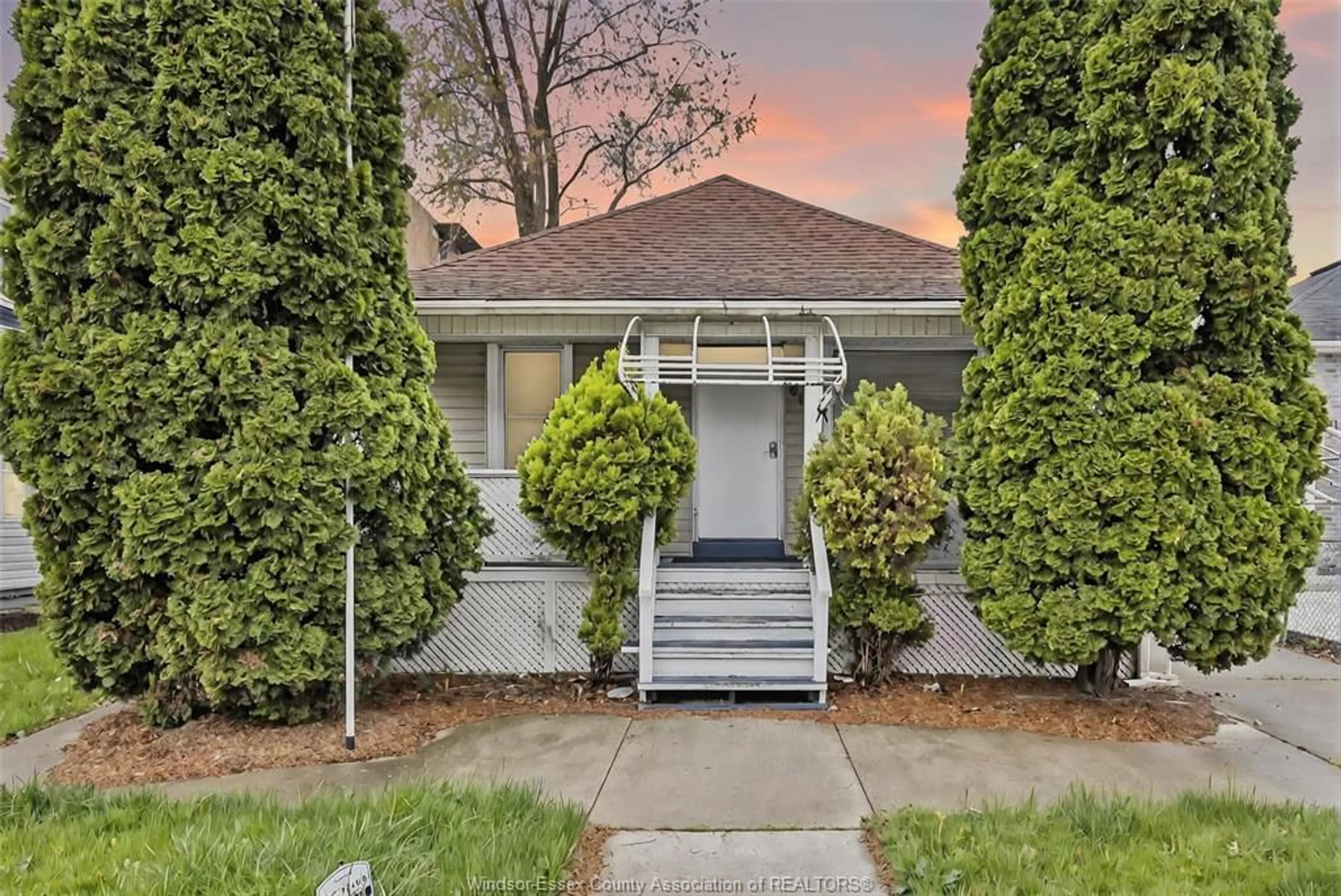 Unknown for 609 St. Joseph, Windsor Ontario N9C 3H3