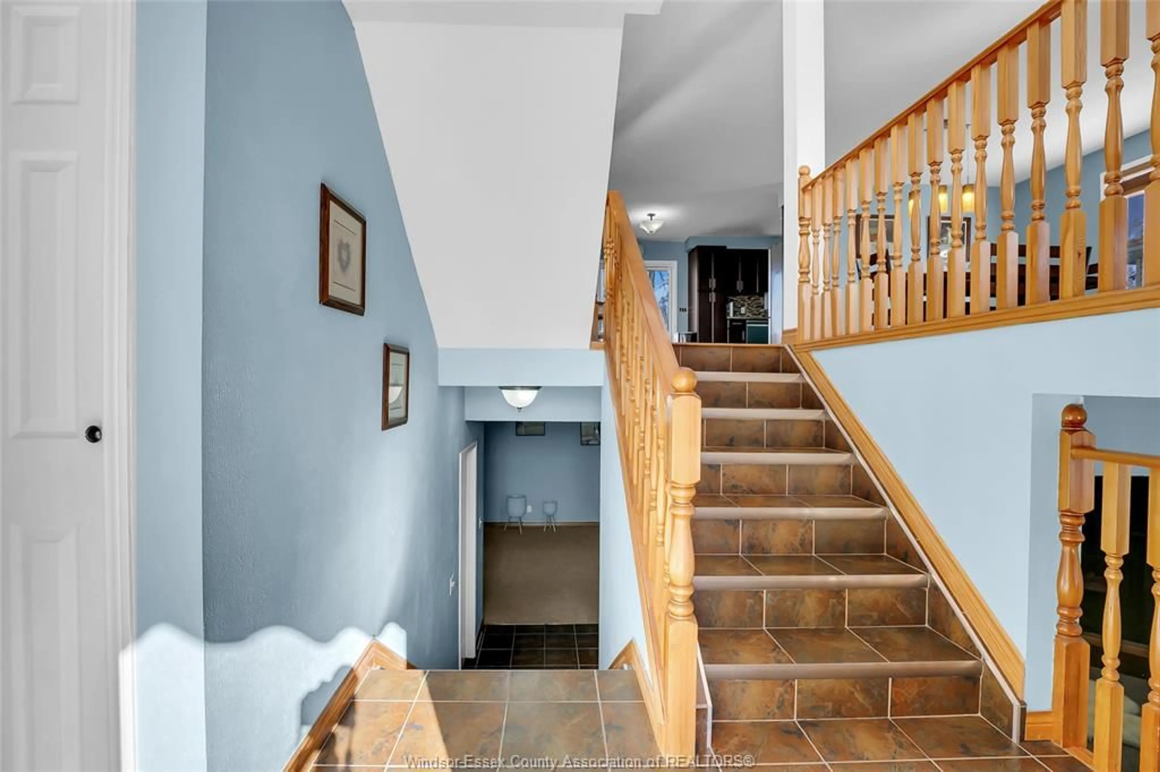 Indoor foyer for 1656 LYONS Ave, LaSalle Ontario N9J 3K4