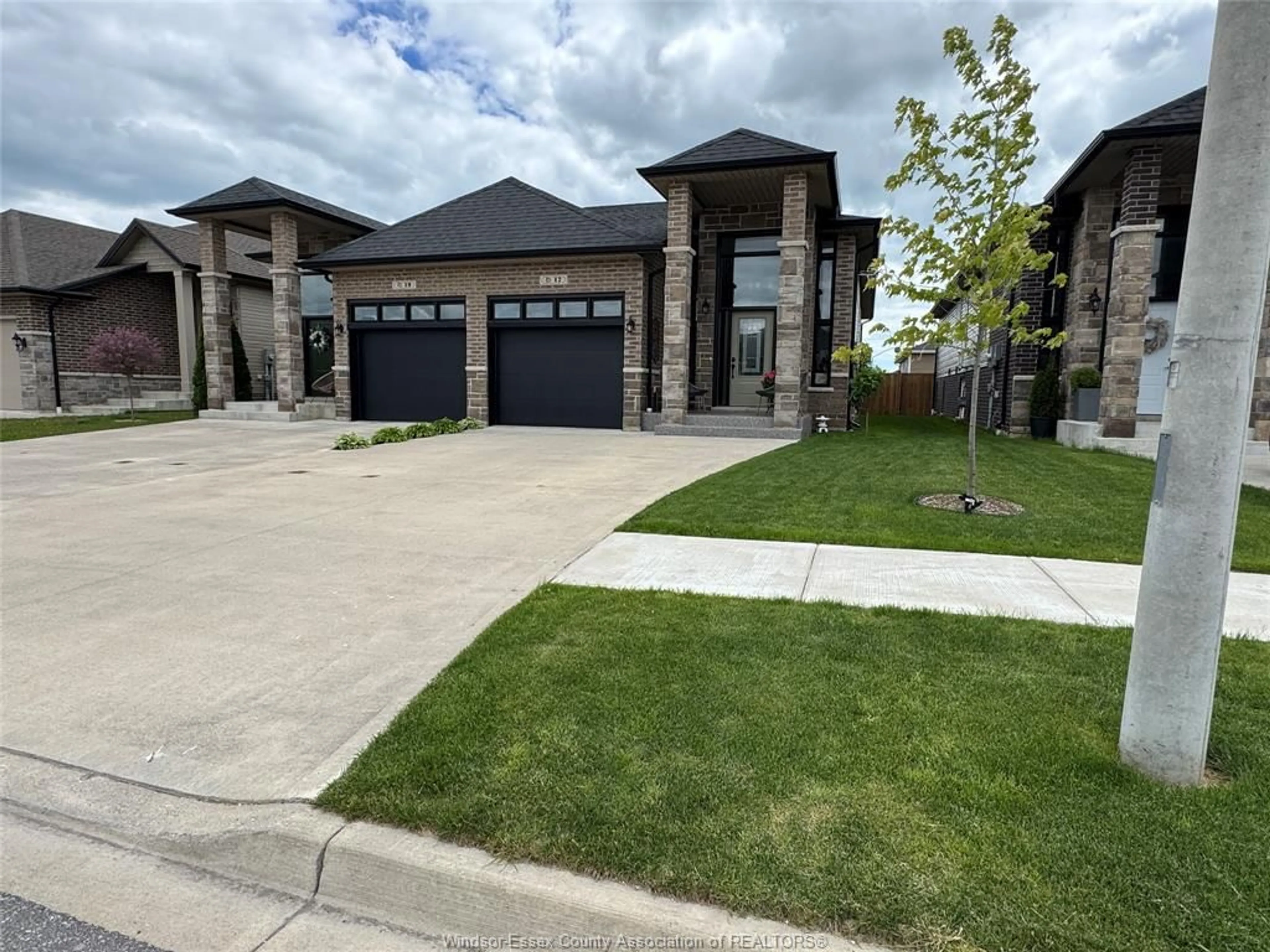 Home with brick exterior material, street for 17 WOODLAND St, Kingsville Ontario N9Y 0A9