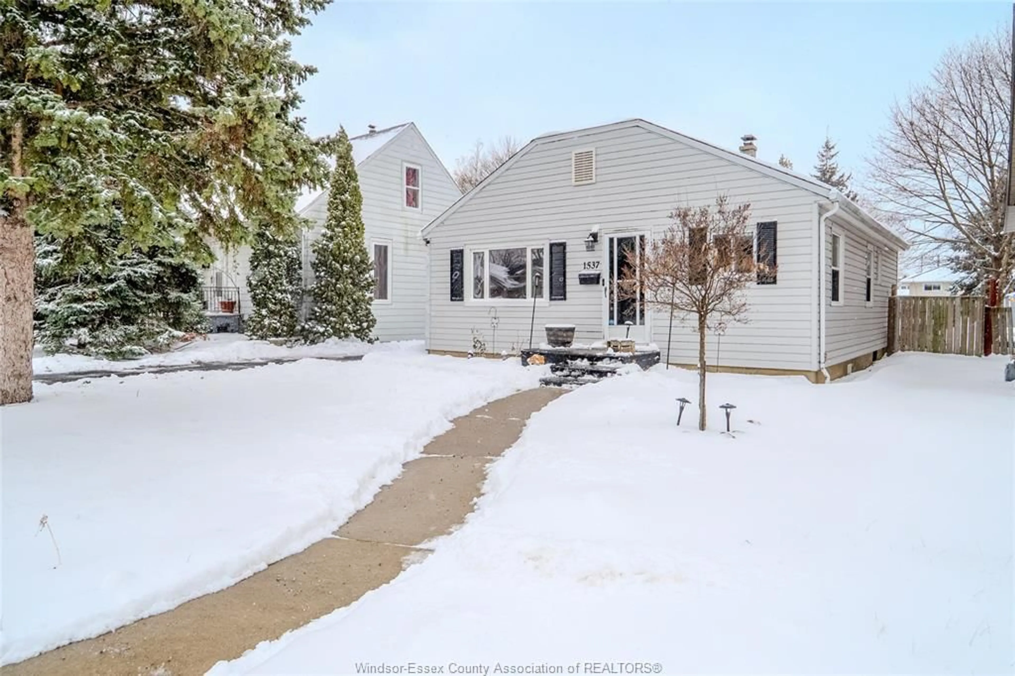 A pic from outside/outdoor area/front of a property/back of a property/a pic from drone, street for 1537 ROSSINI Blvd, Windsor Ontario N8Y 3A1