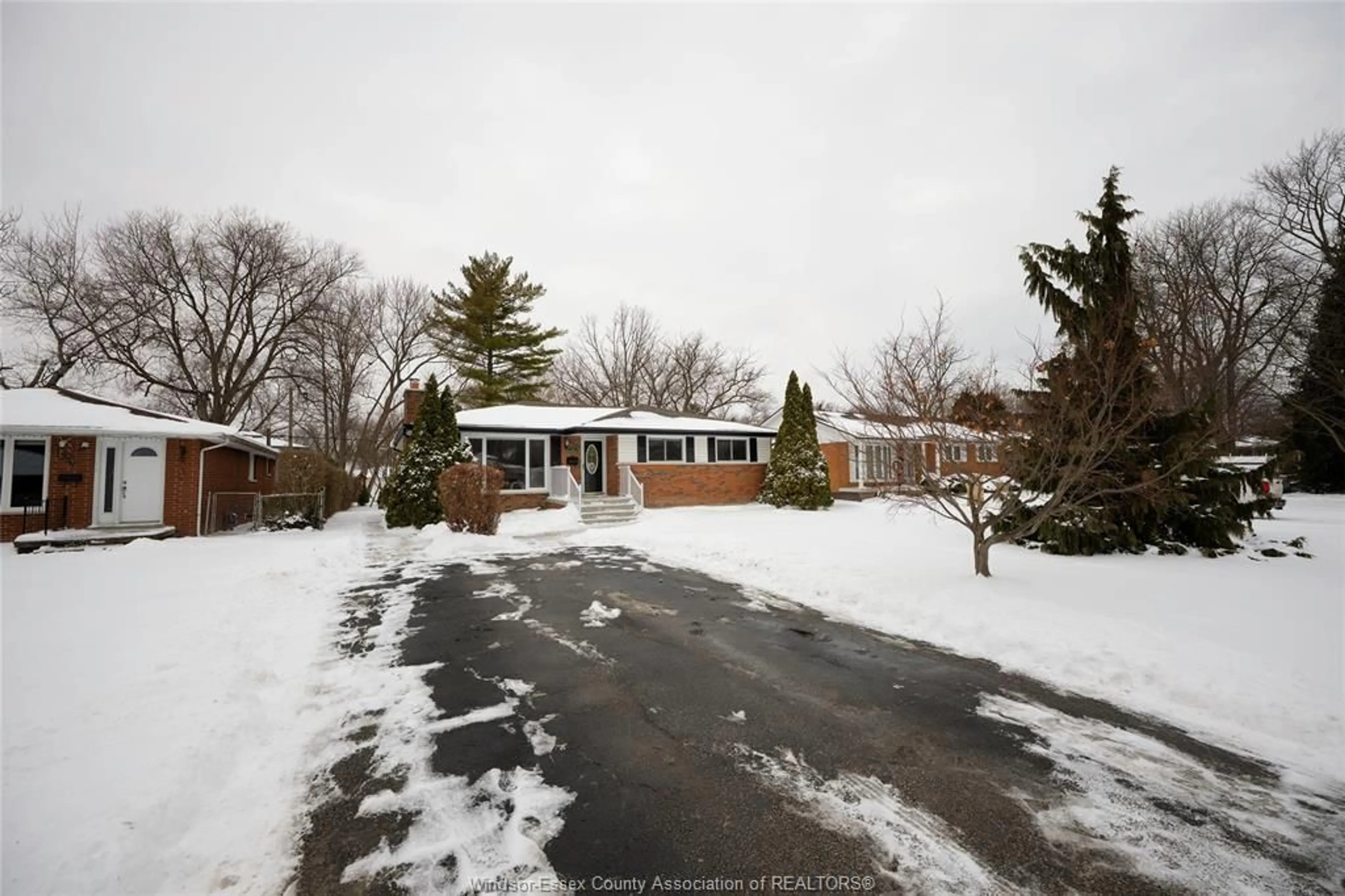 A pic from outside/outdoor area/front of a property/back of a property/a pic from drone, street for 191 Arlington Blvd, Tecumseh Ontario N8N 2J6