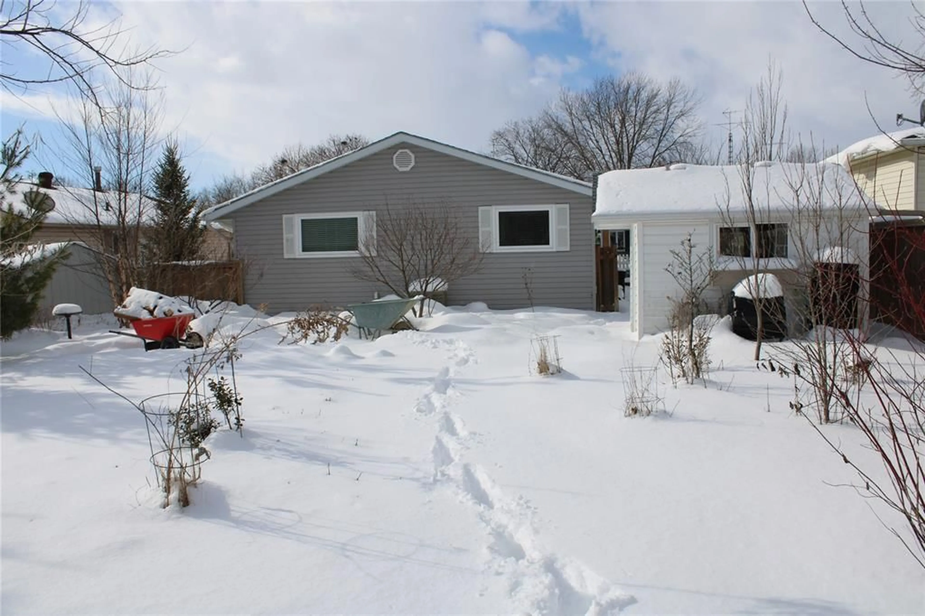 A pic from outside/outdoor area/front of a property/back of a property/a pic from drone, street for 518 CARDINAL Cres, Petrolia Ontario N0N 1R0