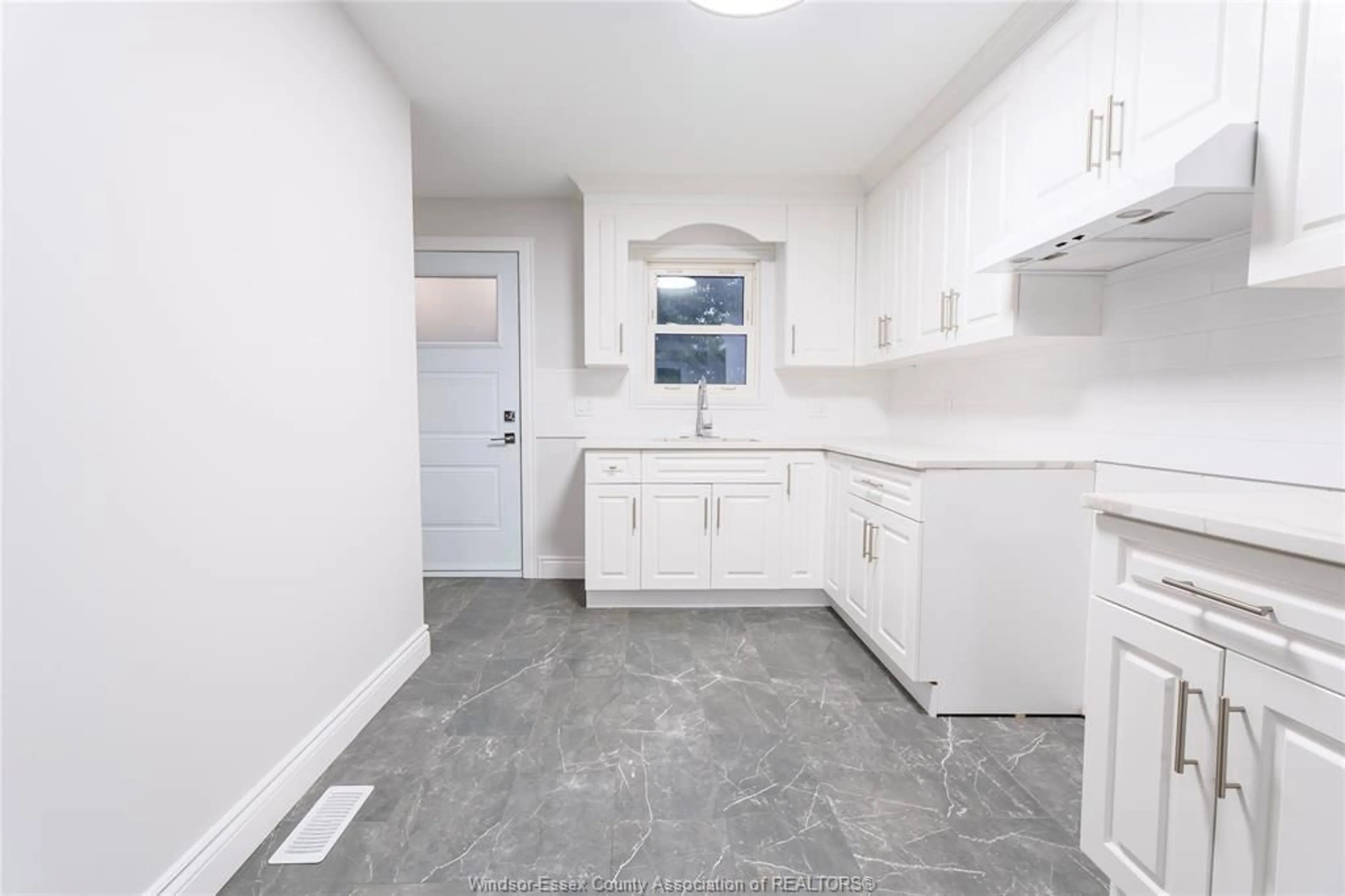 Standard kitchen, ceramic/tile floor for 920 JANETTE Ave, Windsor Ontario N9A 5A1