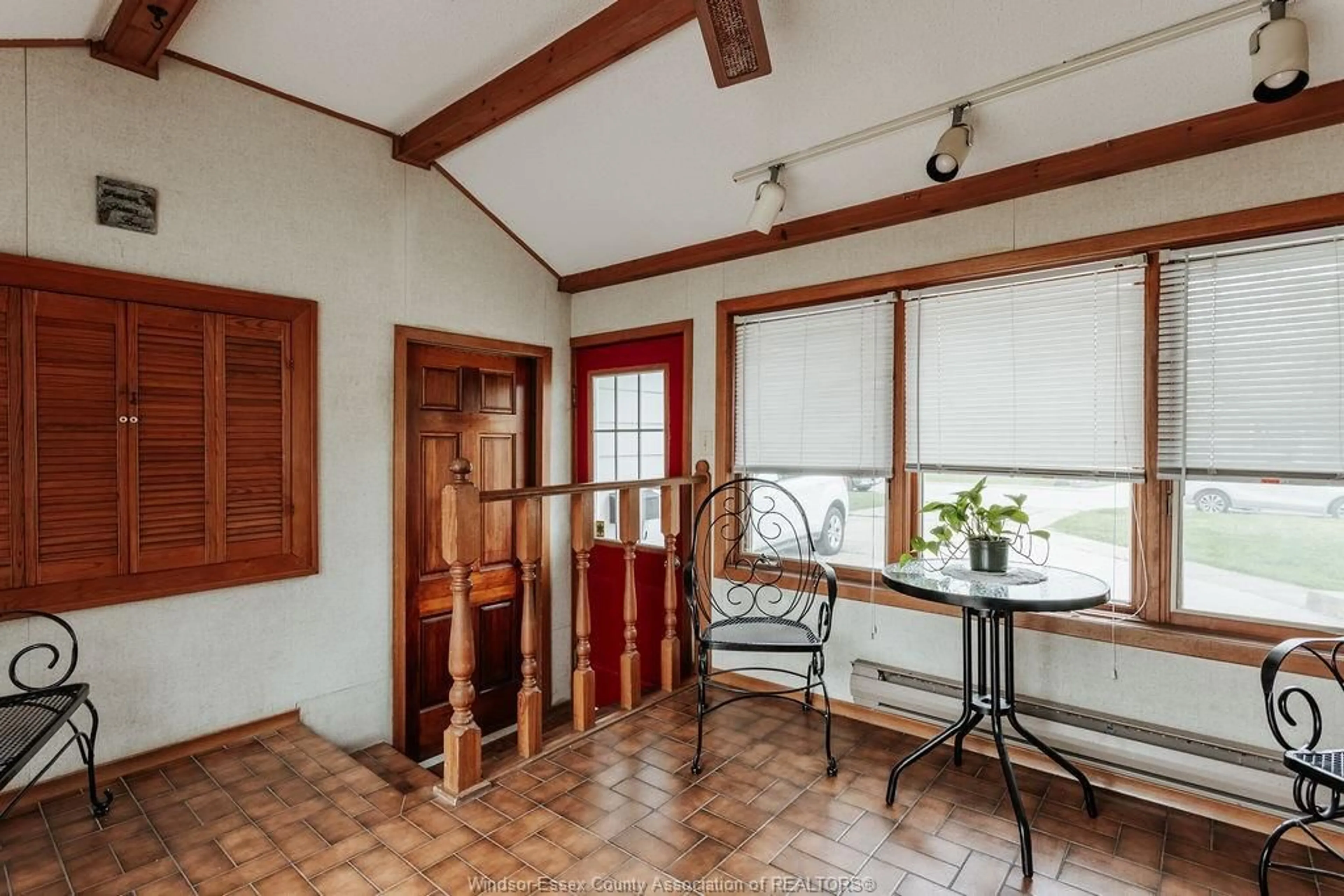 Indoor foyer for 3987 CASGRAIN, Windsor Ontario N9E 2R9