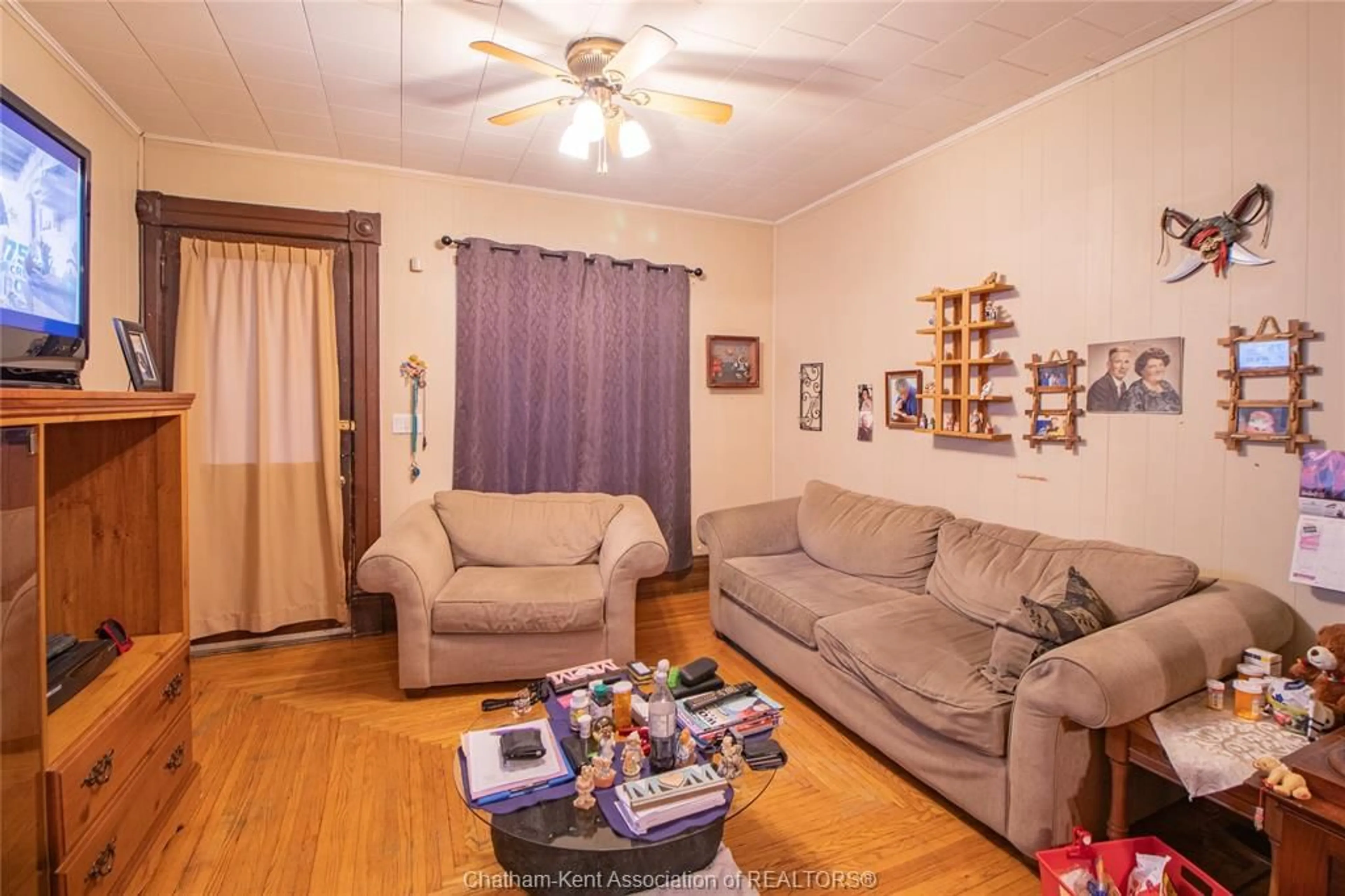 Living room with furniture, wood/laminate floor for 65 Patteson St, Chatham Ontario N7M 1T6